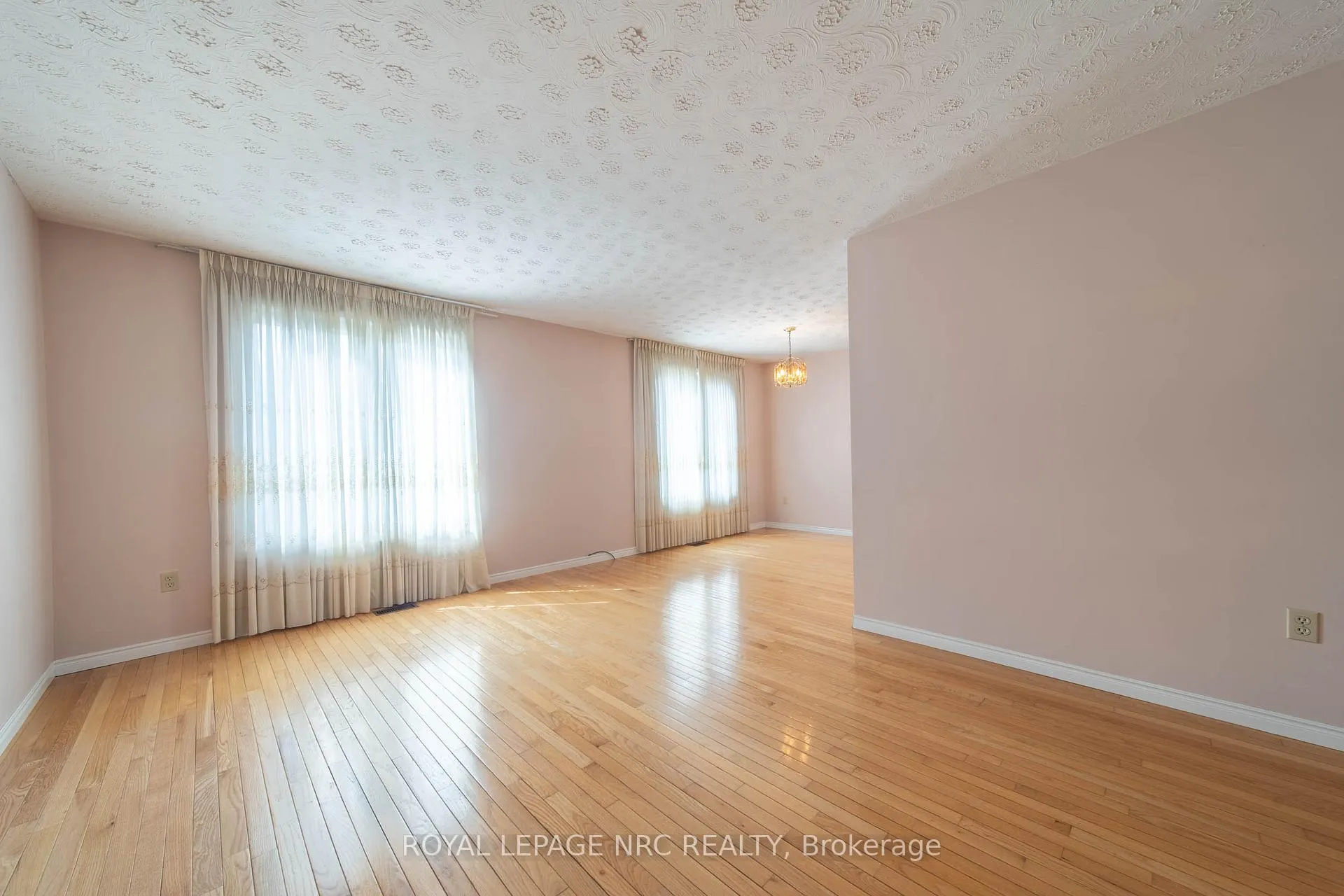 Photo 4 of 6399 Riall Street, Niagara Falls, Stamford — HOMEH