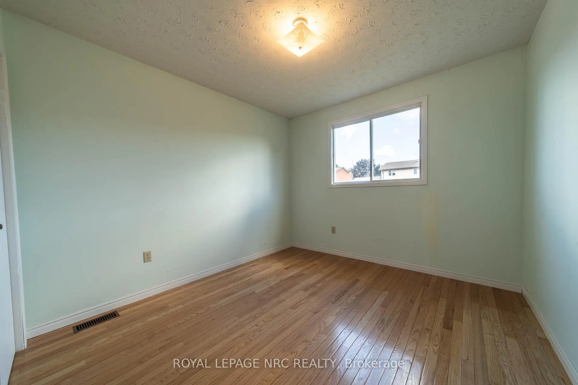 Photo 8 of 6399 Riall Street, Niagara Falls, Stamford — HOMEH