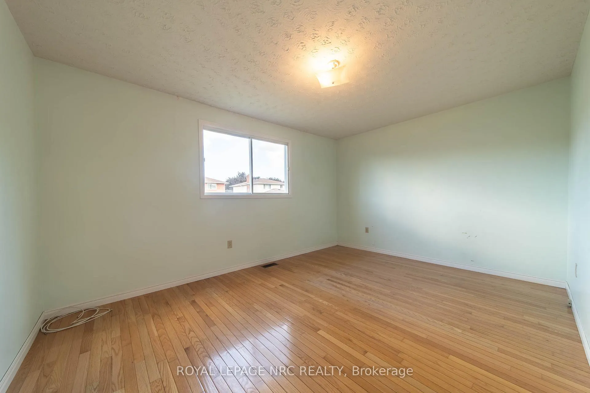 Photo 9 of 6399 Riall Street, Niagara Falls, Stamford — HOMEH