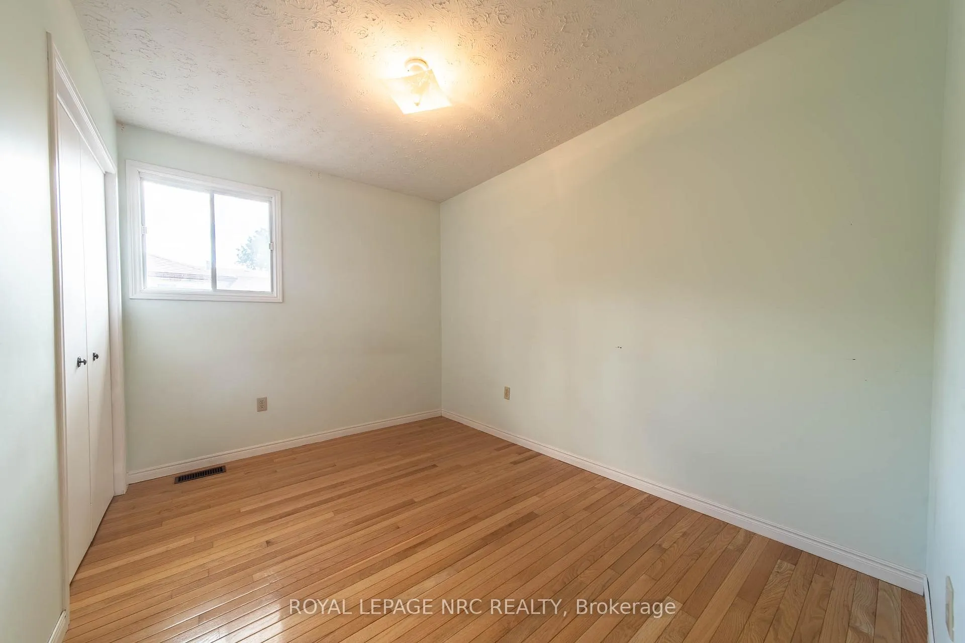Photo 10 of 6399 Riall Street, Niagara Falls, Stamford — HOMEH