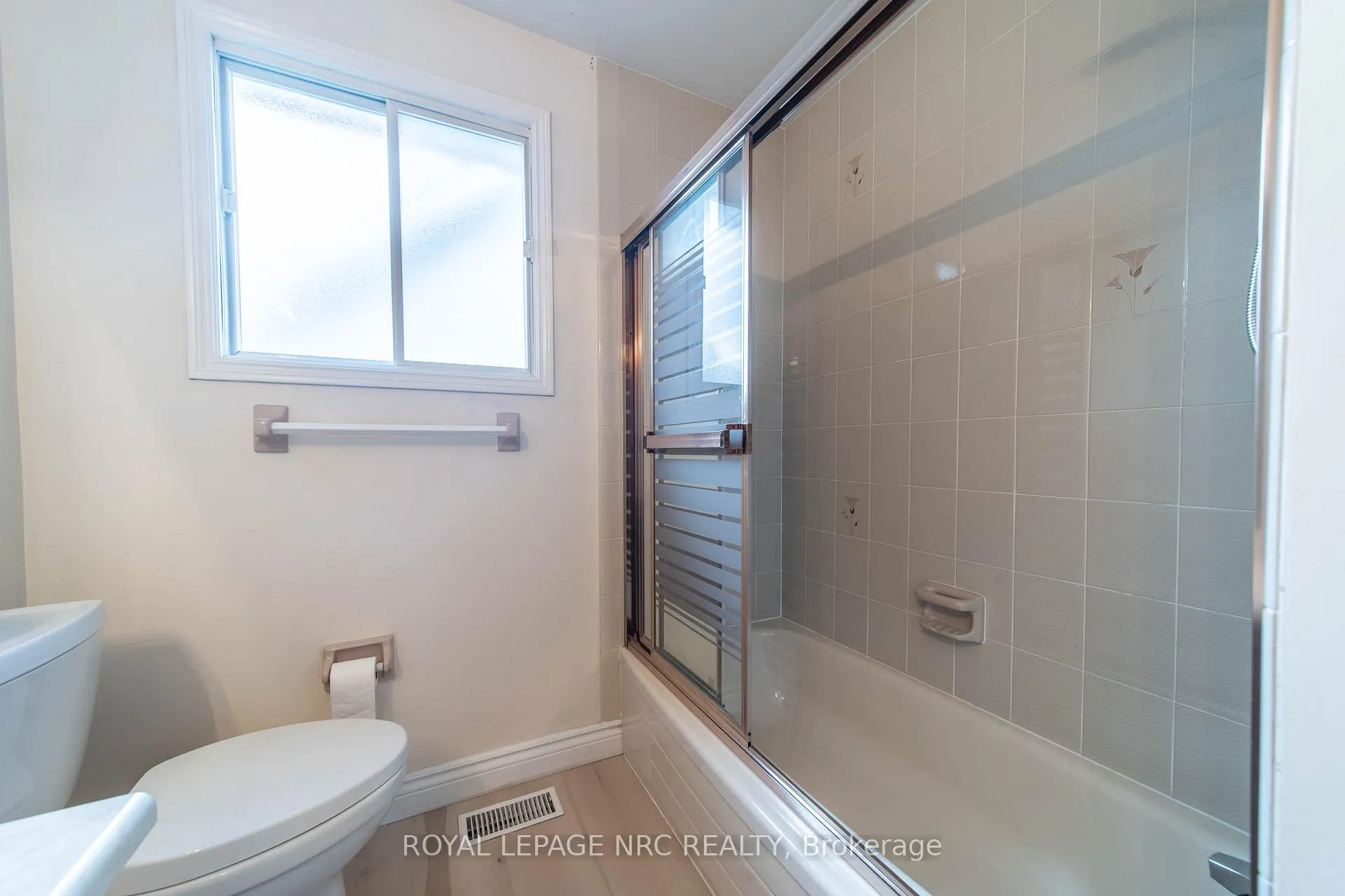 Photo 12 of 6399 Riall Street, Niagara Falls, Stamford — HOMEH