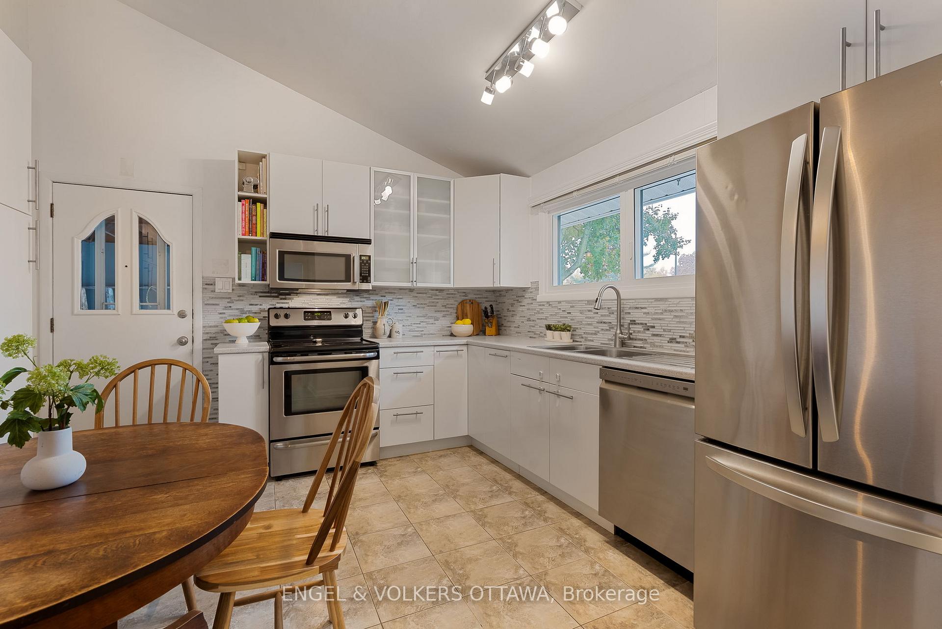 Photo 10 of 1147 Gateway Road, Ottawa, Parkway Park — HOMEH
