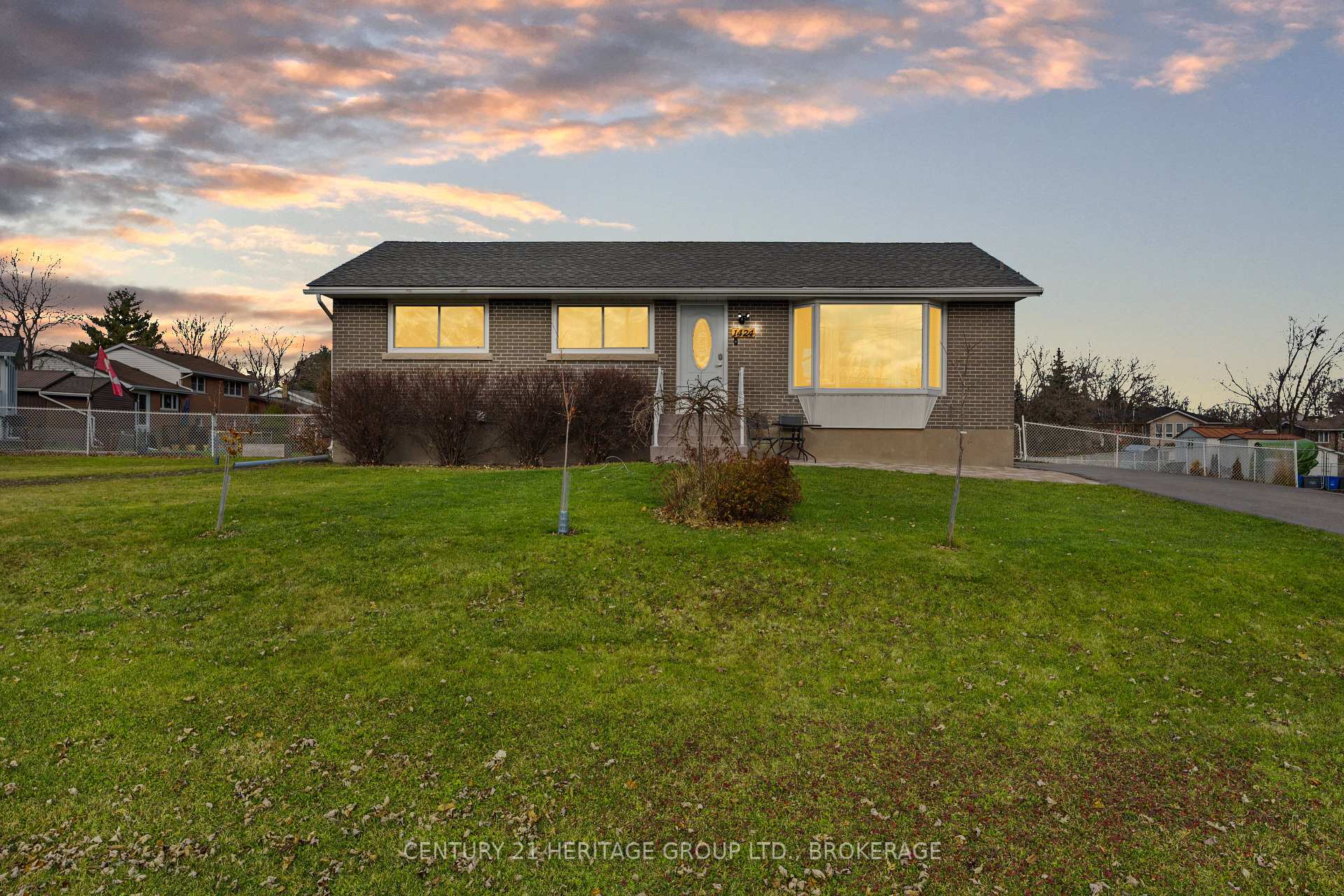 Front of 1424 Woodfield Crescent