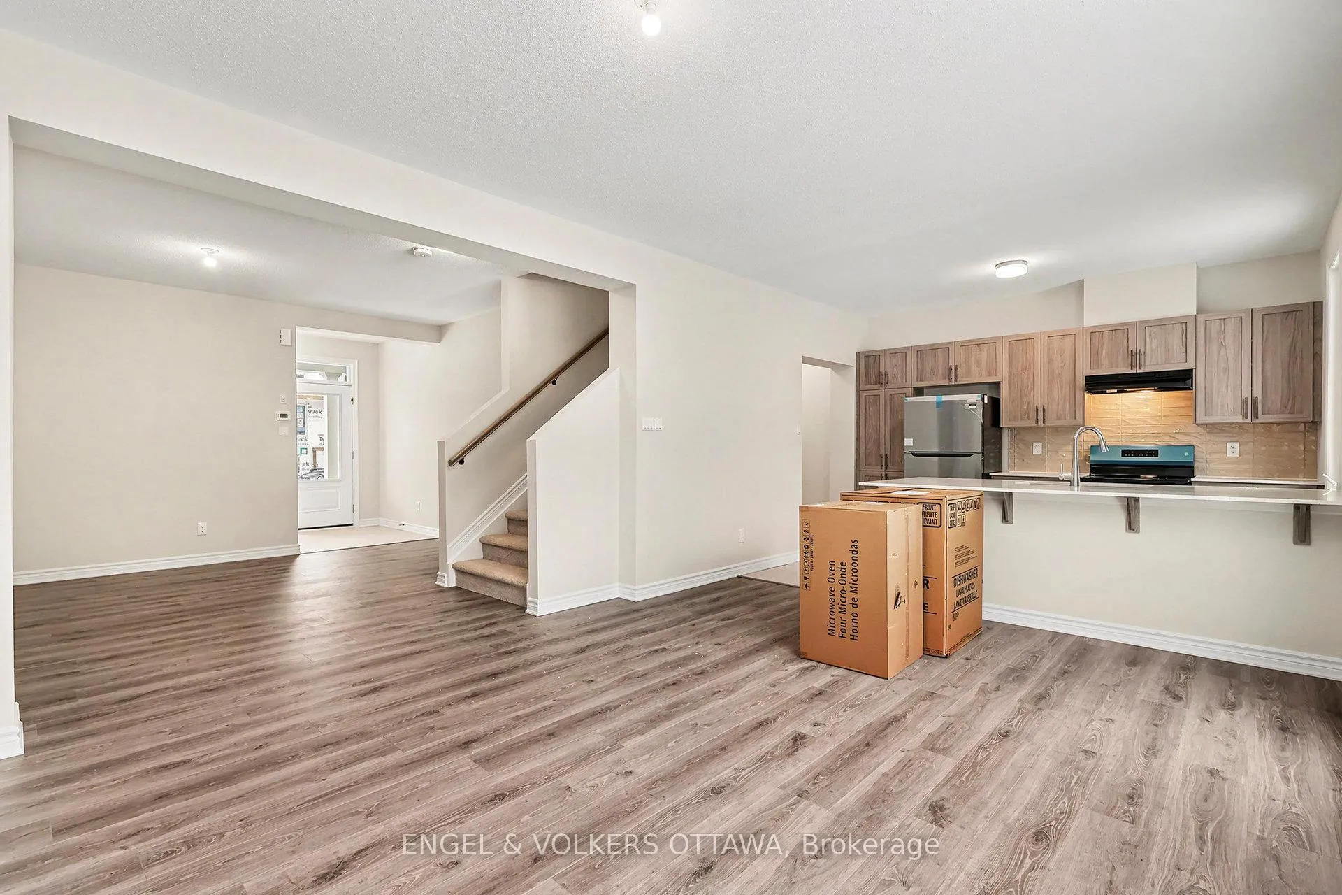 Photo 2 of 414 Broadcast Avenue, Ottawa, Avalon West — HOMEH