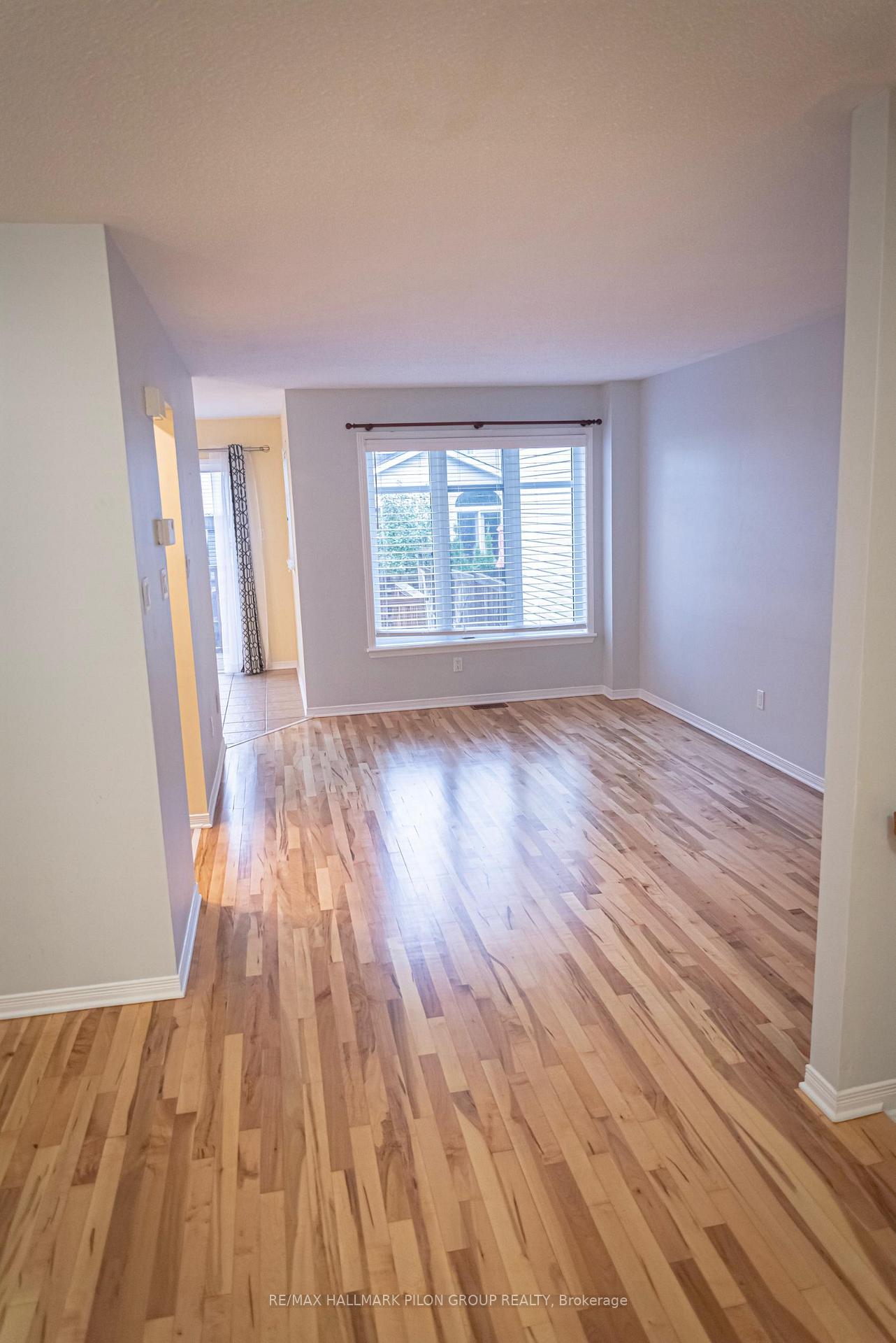 Photo 3 of 2077 Bergamot Circle, Ottawa, Springridge/East Village — HOMEH