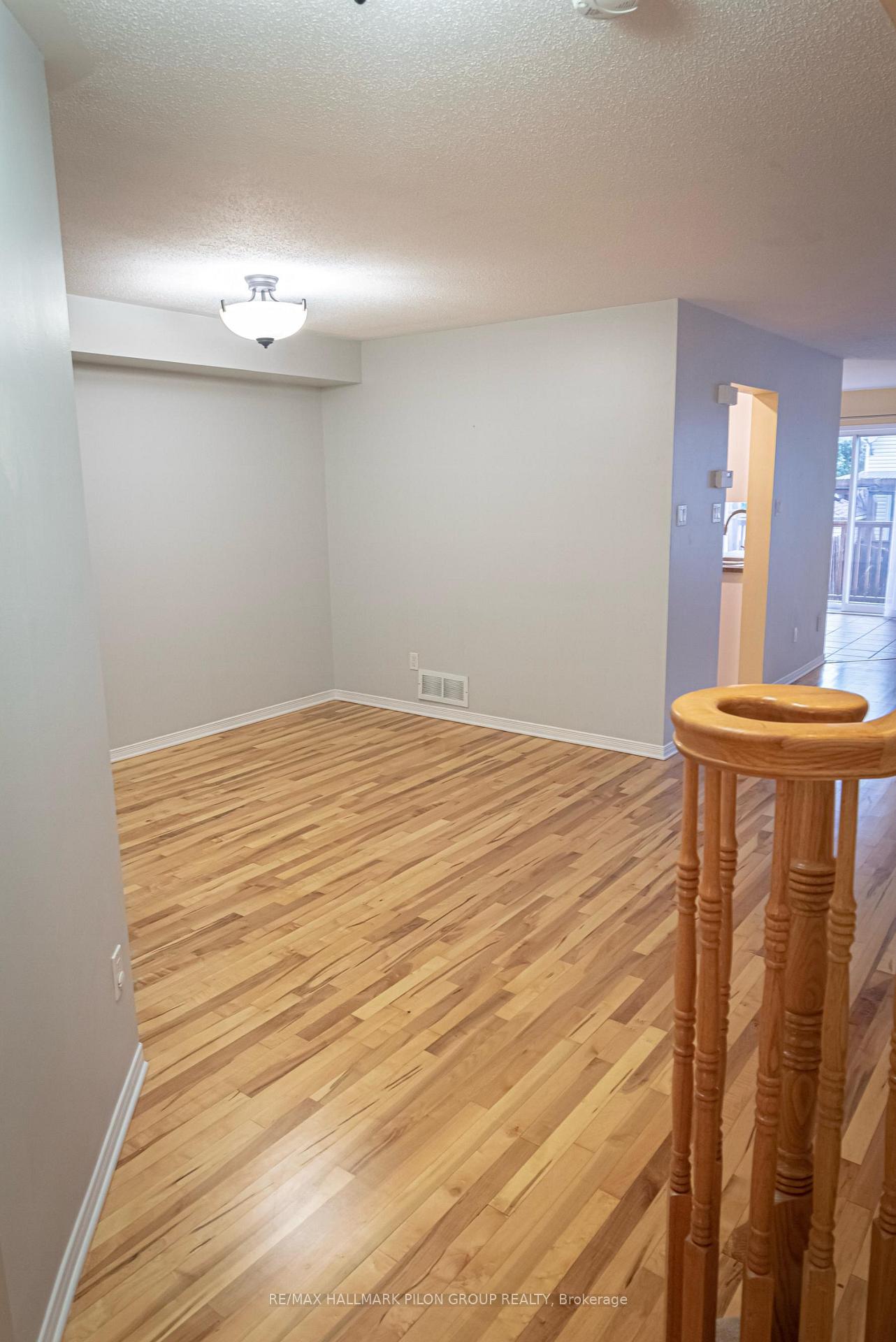 Photo 4 of 2077 Bergamot Circle, Ottawa, Springridge/East Village — HOMEH