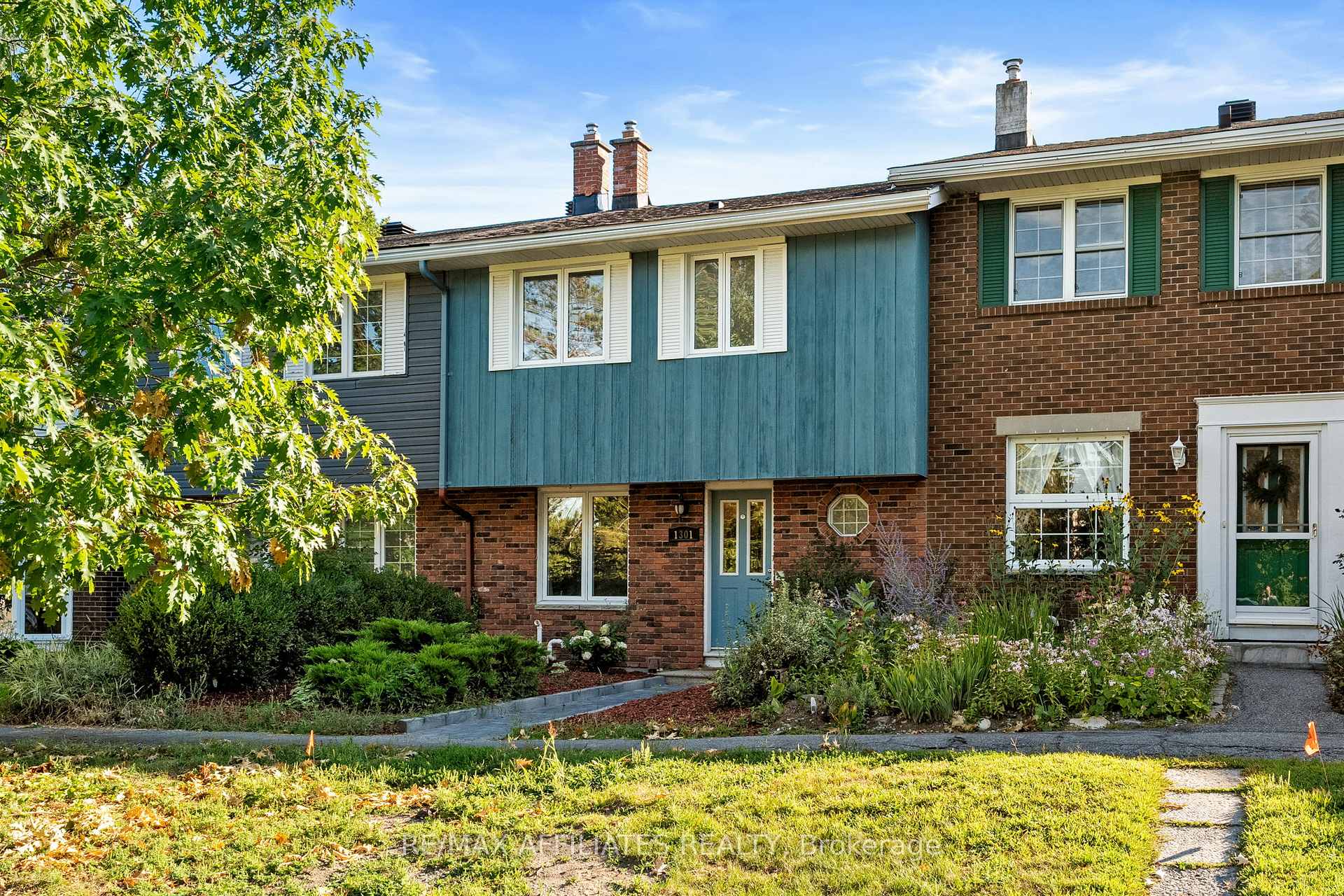 Photo 2 of 1301 Cornell Street, Ottawa, Redwood Park — HOMEH
