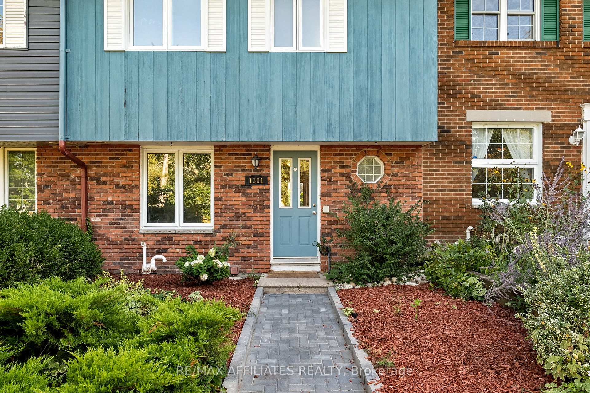 Photo 3 of 1301 Cornell Street, Ottawa, Redwood Park — HOMEH