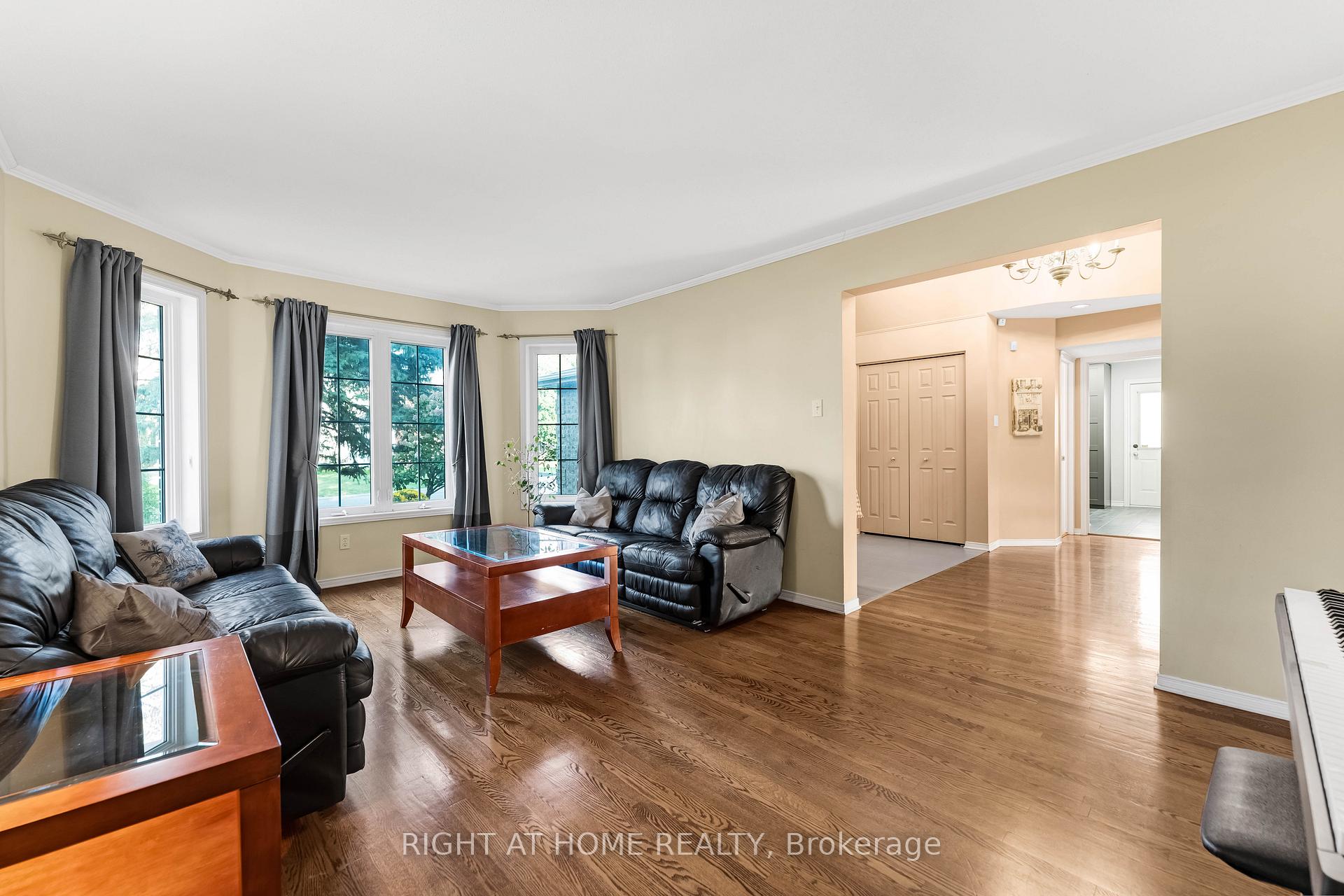 Photo 8 of 6196 Ravine Way, Ottawa, Convent Glen — HOMEH