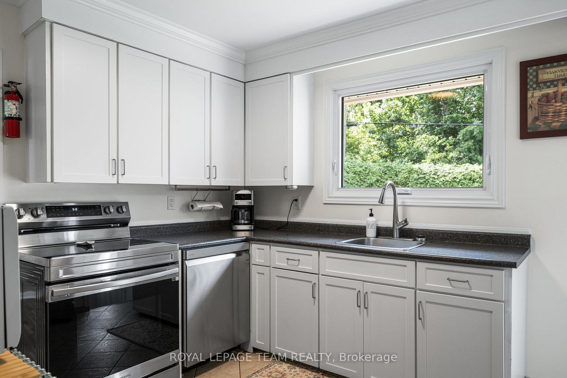 Photo 11 of 1300 Adirondack Drive, Ottawa, Kenson Park — HOMEH