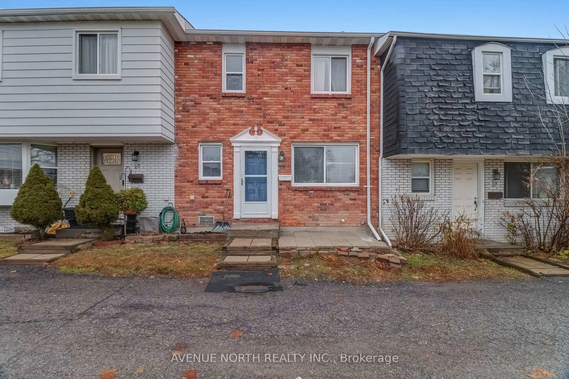 Front of Unit 25, 665 Hochelaga Street