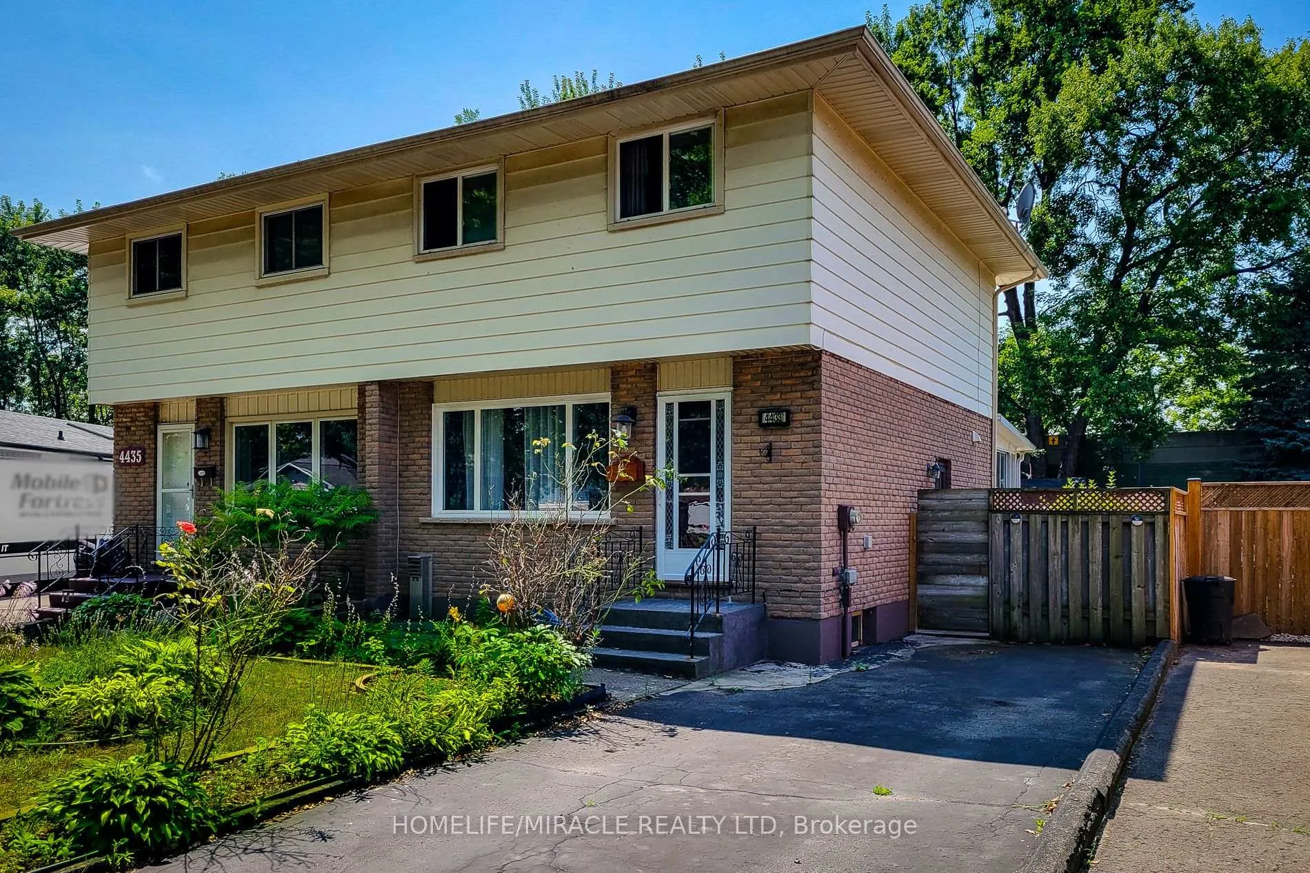 Front of 4433 Meadowvale Drive