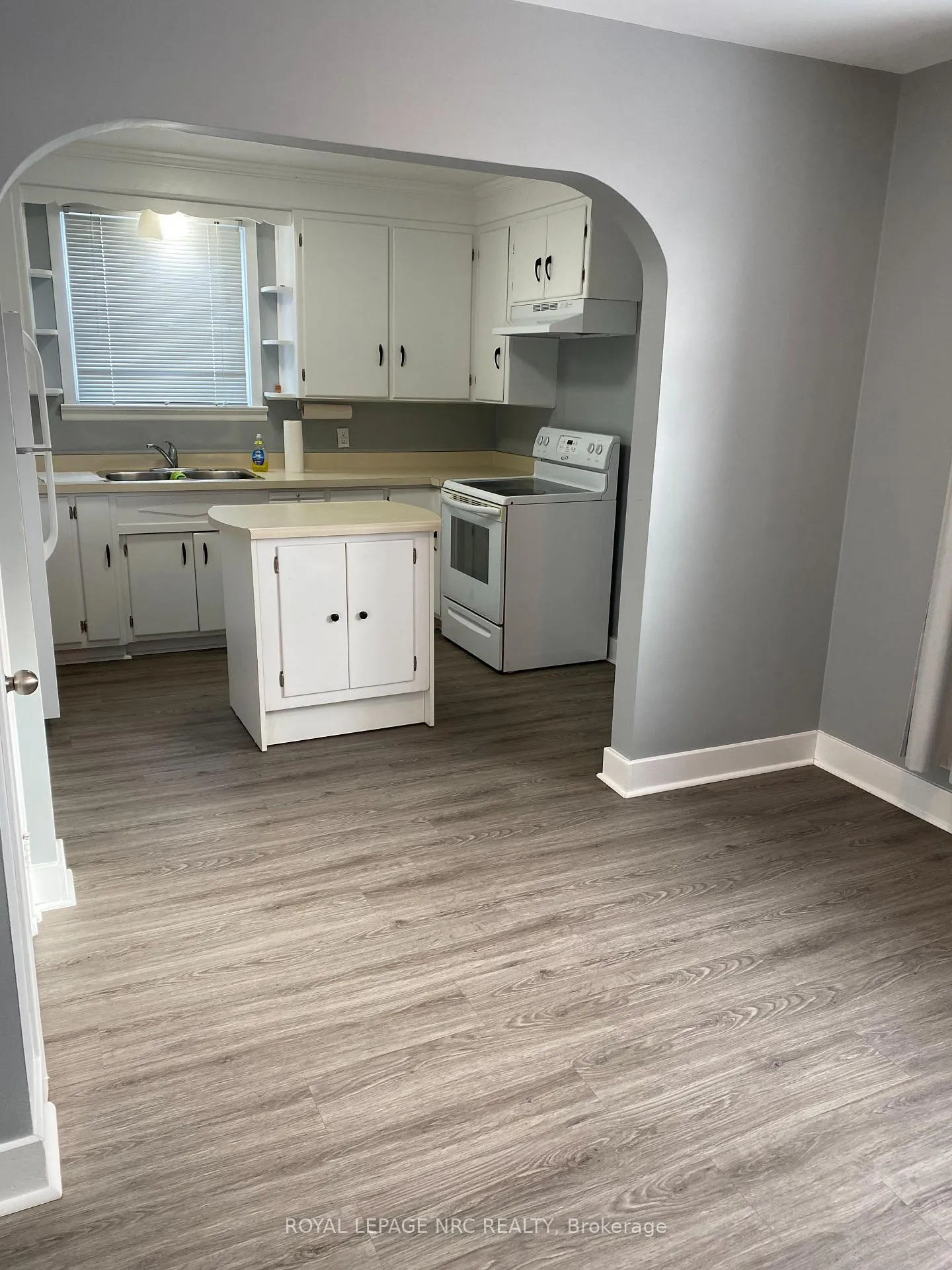 Photo 5 of 5477 Green Avenue, Niagara Falls, Ascot — HOMEH