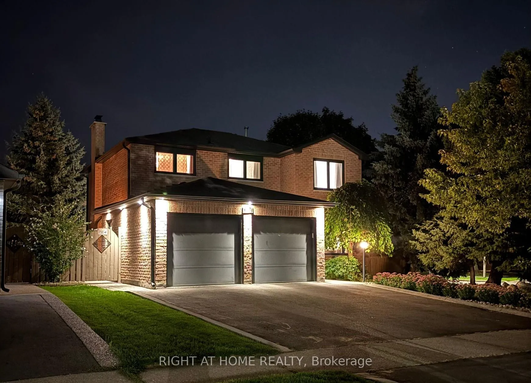 Photo 2 of 1517 Queensbury Crescent, Oakville, College Park — HOMEH