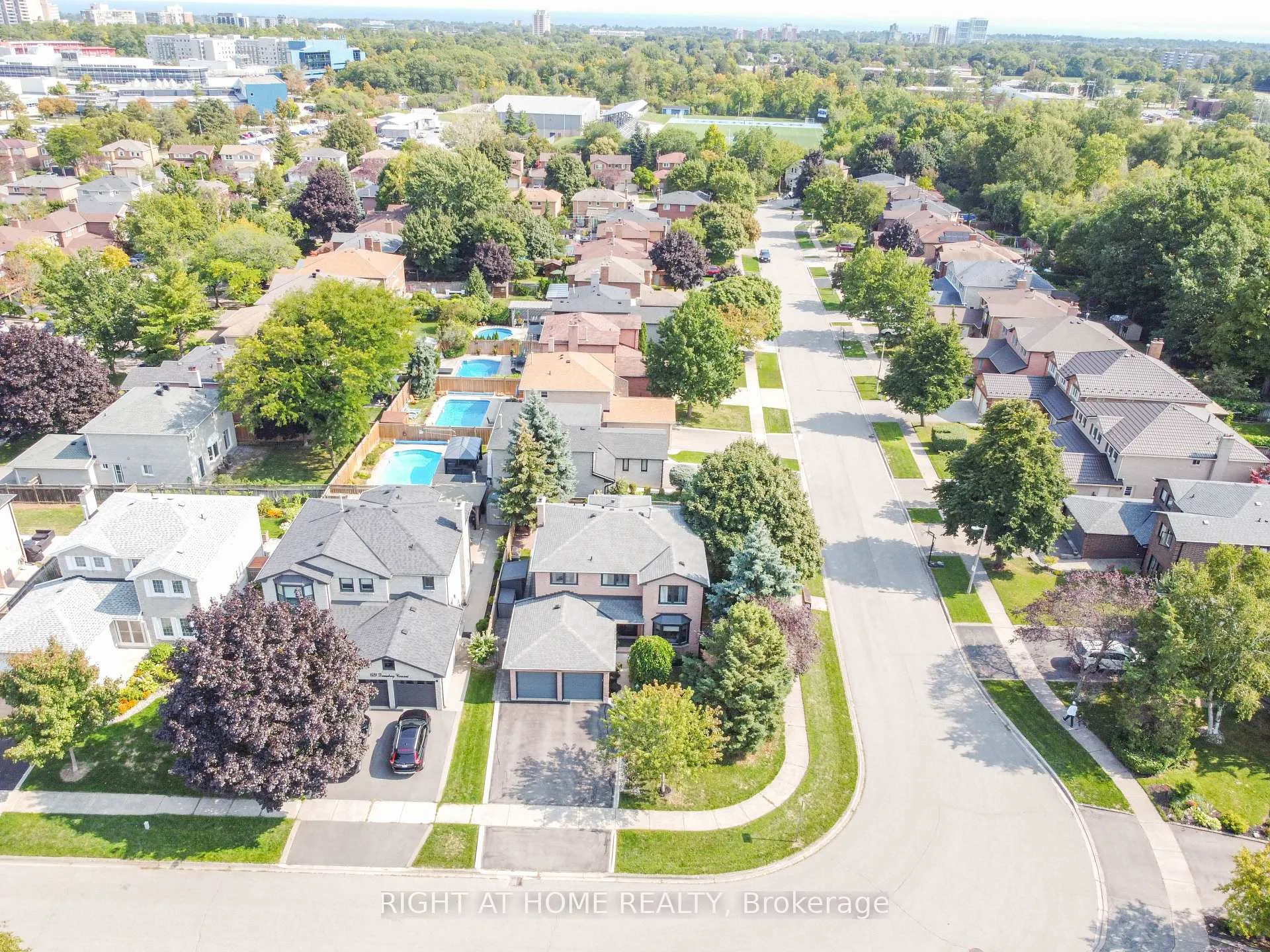 Photo 3 of 1517 Queensbury Crescent, Oakville, College Park — HOMEH