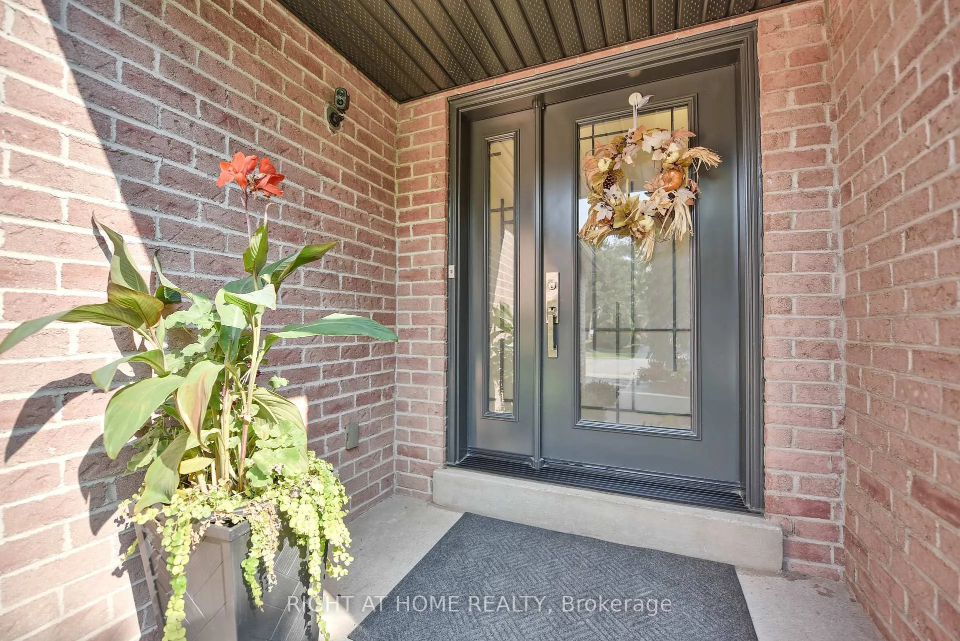 Photo 4 of 1517 Queensbury Crescent, Oakville, College Park — HOMEH