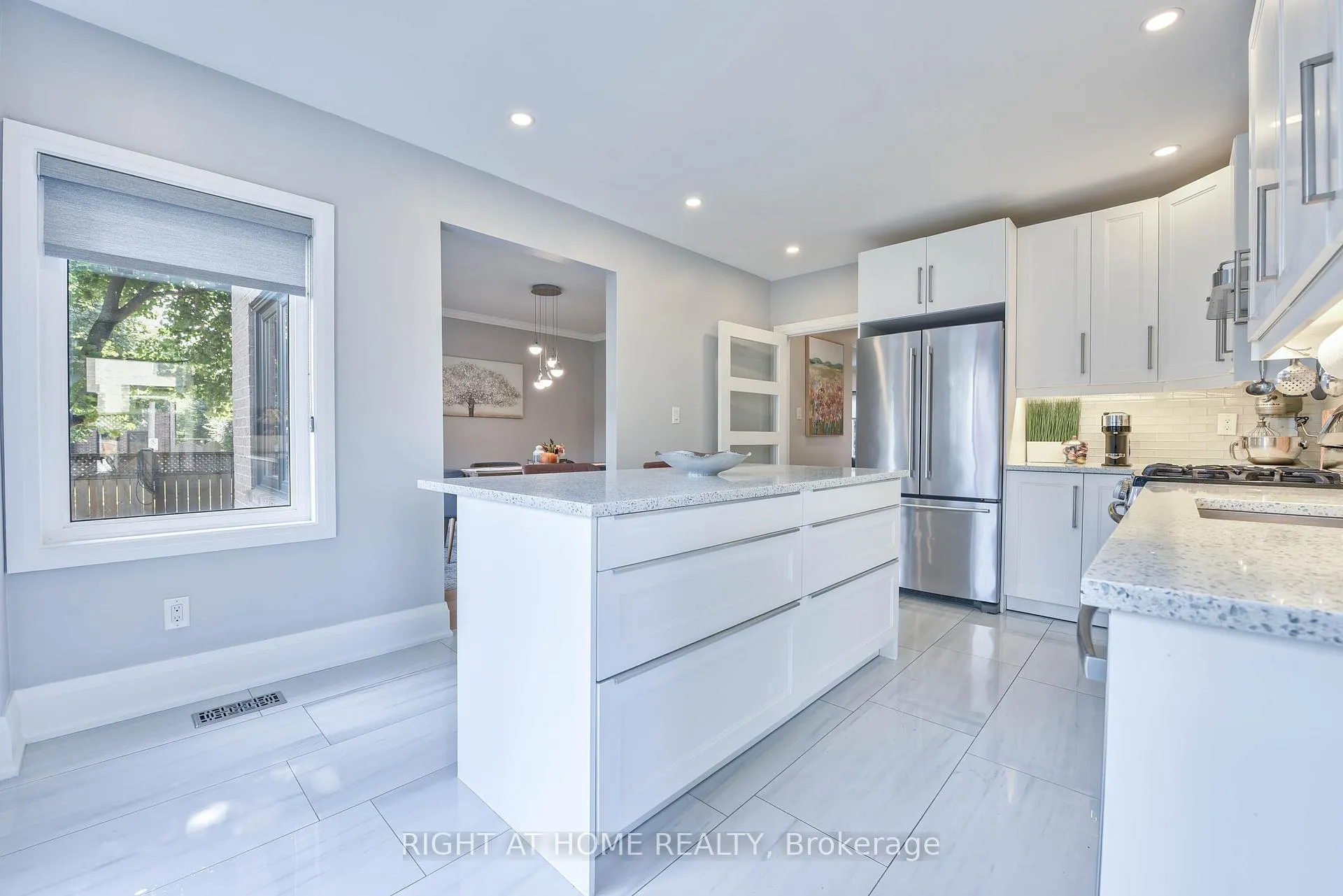Photo 8 of 1517 Queensbury Crescent, Oakville, College Park — HOMEH