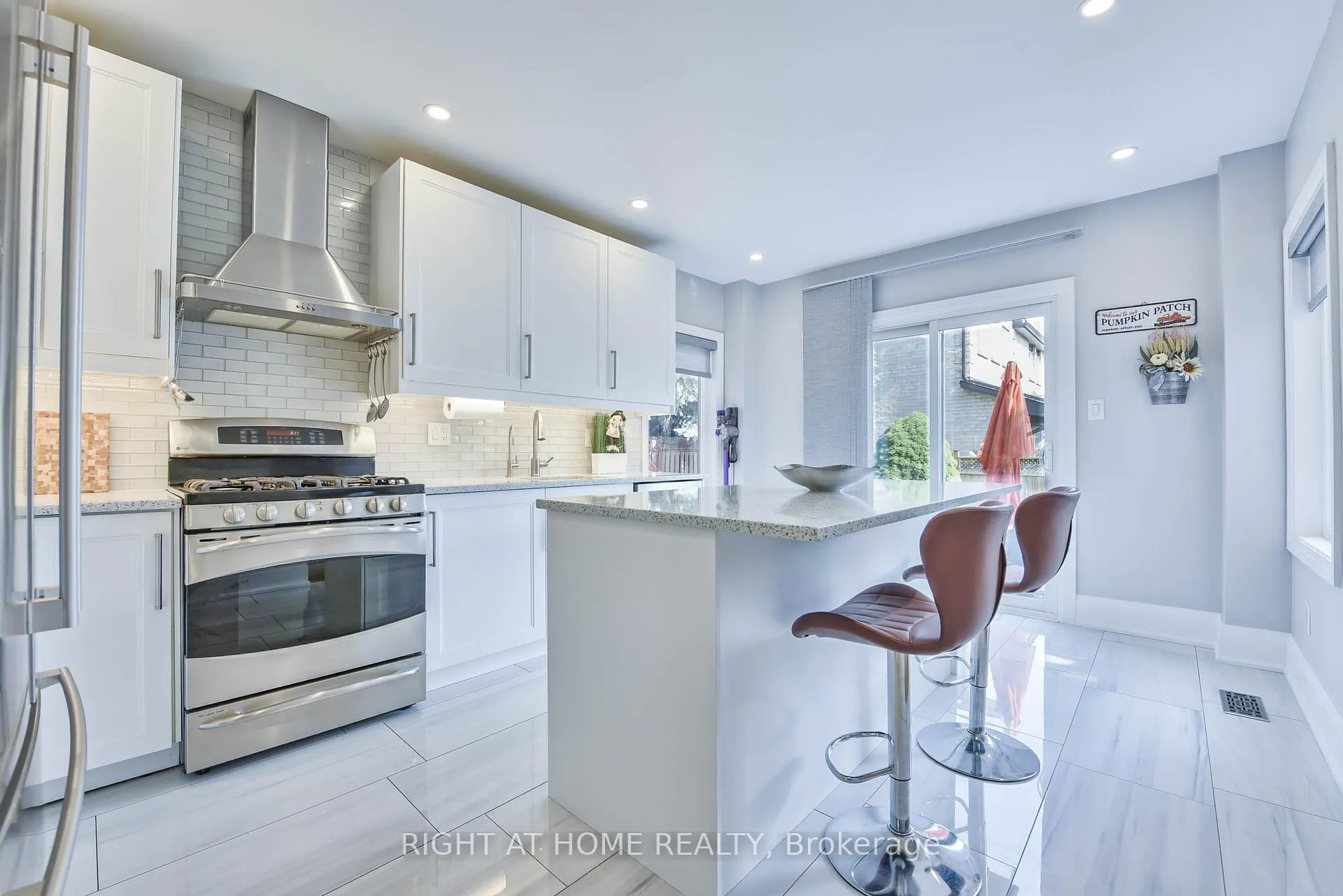 Photo 9 of 1517 Queensbury Crescent, Oakville, College Park — HOMEH