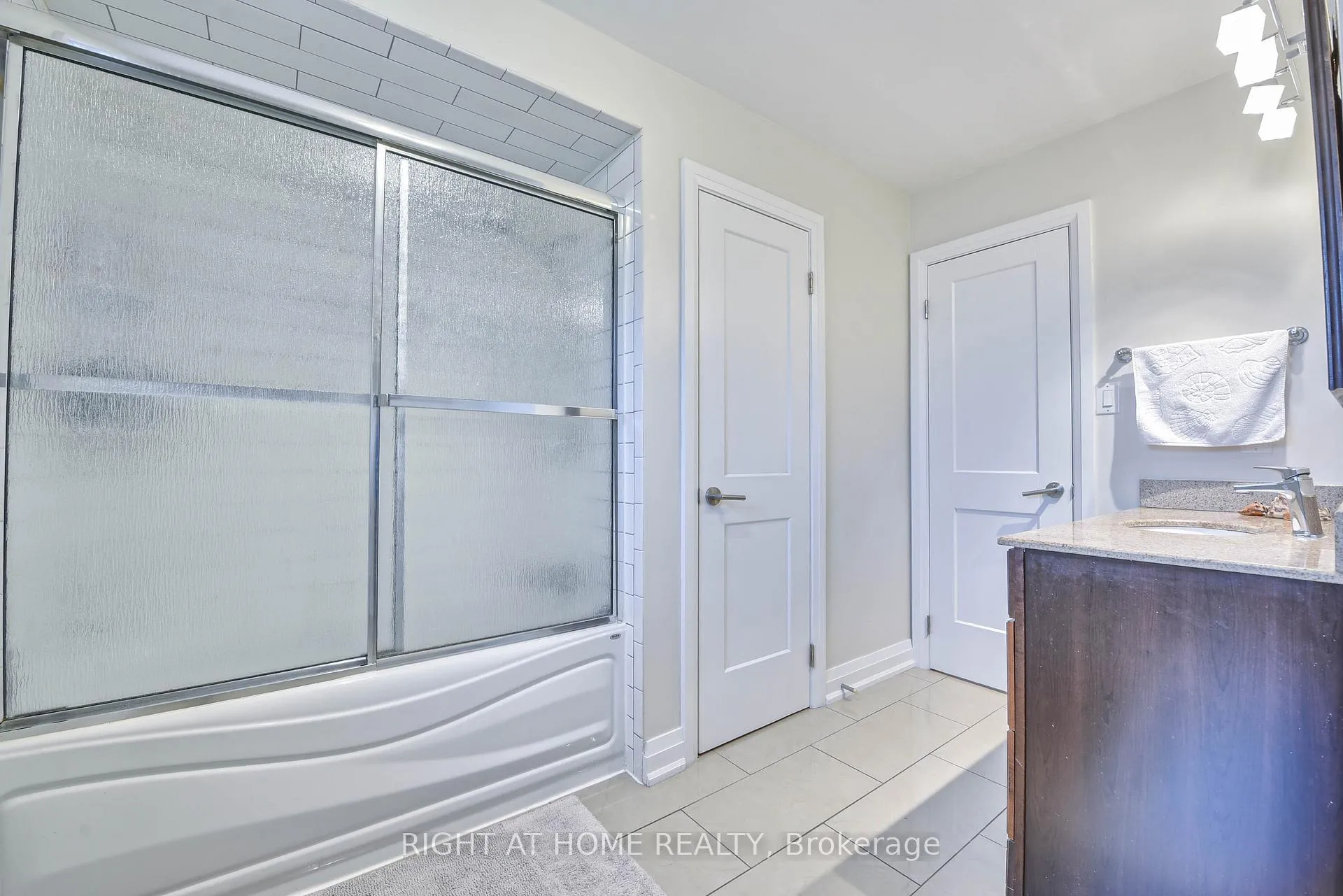 Photo 33 of 1517 Queensbury Crescent, Oakville, College Park — HOMEH