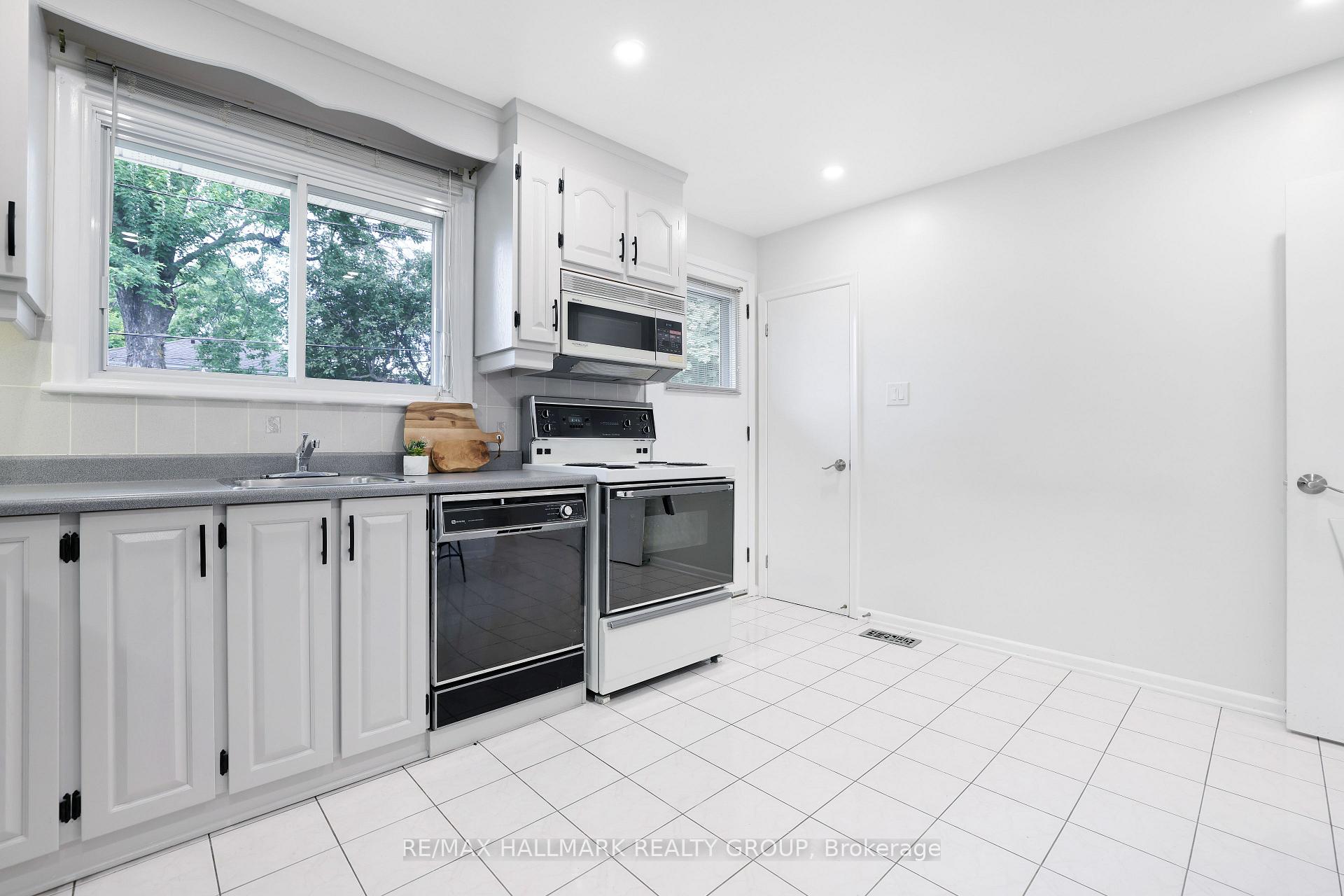 Photo 12 of 2412 Malone Crescent, Ottawa, Queensway Terrace South/Ridgeview — HOMEH
