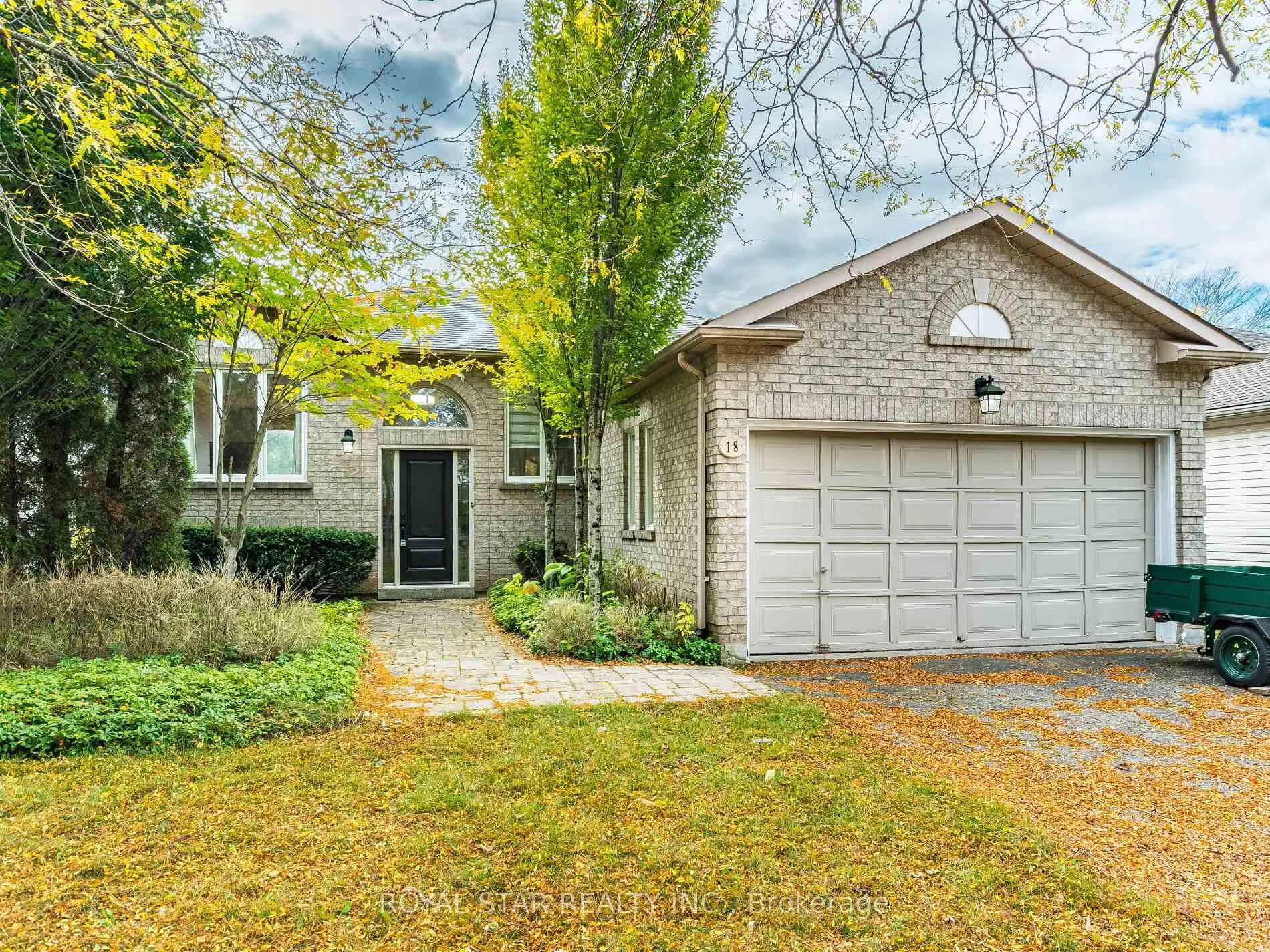 Photo 1 of 18 Woodside Square, Pelham, Fonthill — HOMEH