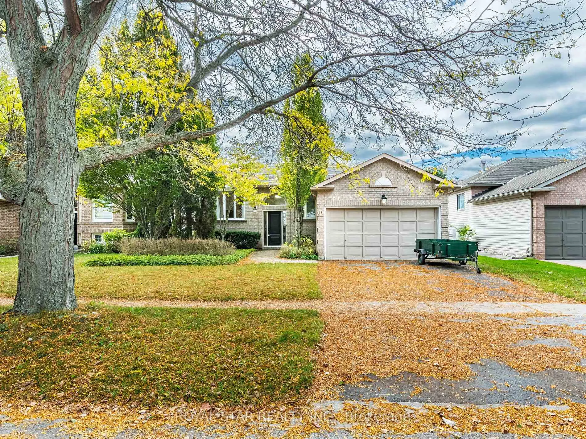 Photo 2 of 18 Woodside Square, Pelham, Fonthill — HOMEH