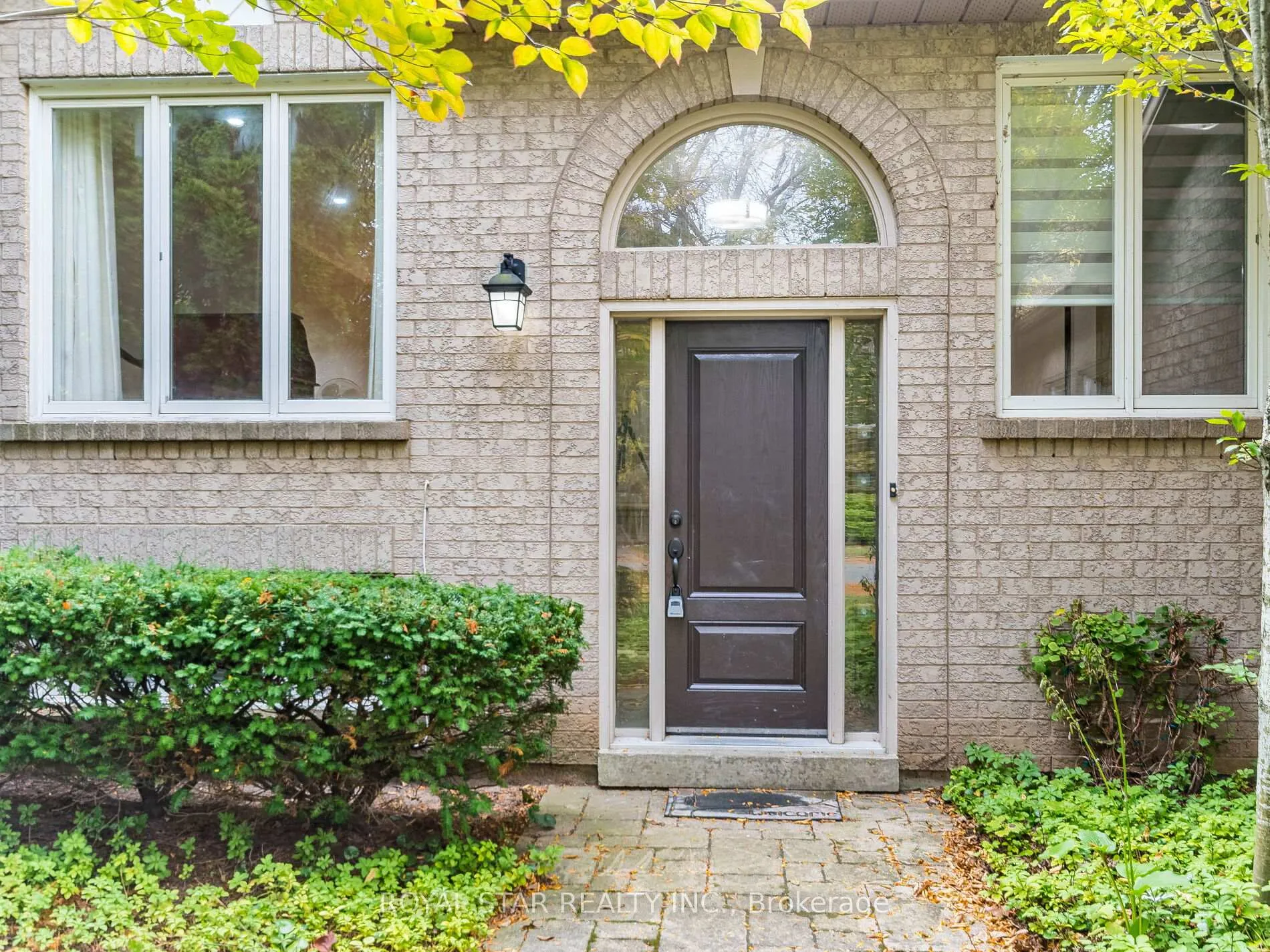Photo 3 of 18 Woodside Square, Pelham, Fonthill — HOMEH