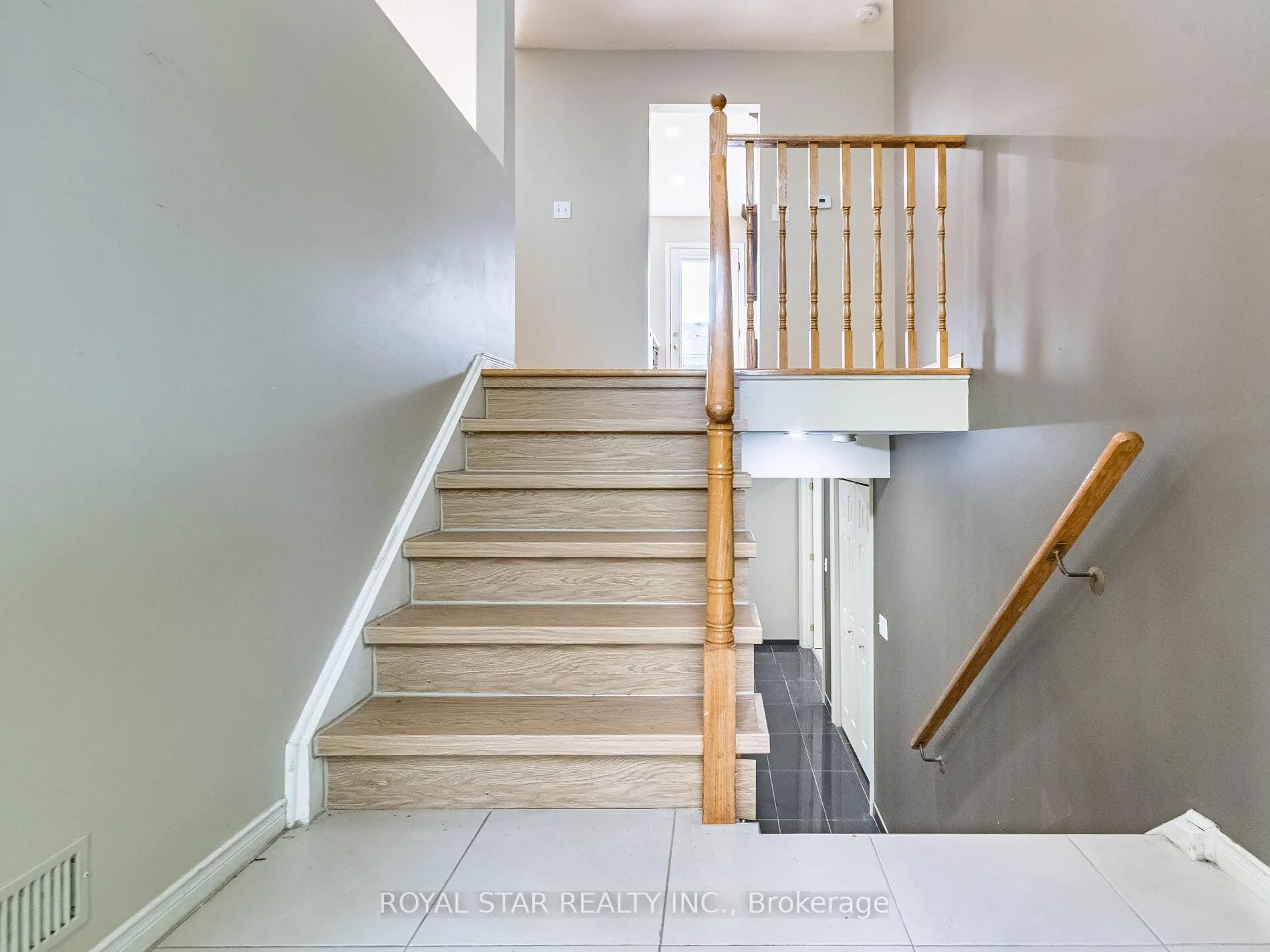 Photo 4 of 18 Woodside Square, Pelham, Fonthill — HOMEH