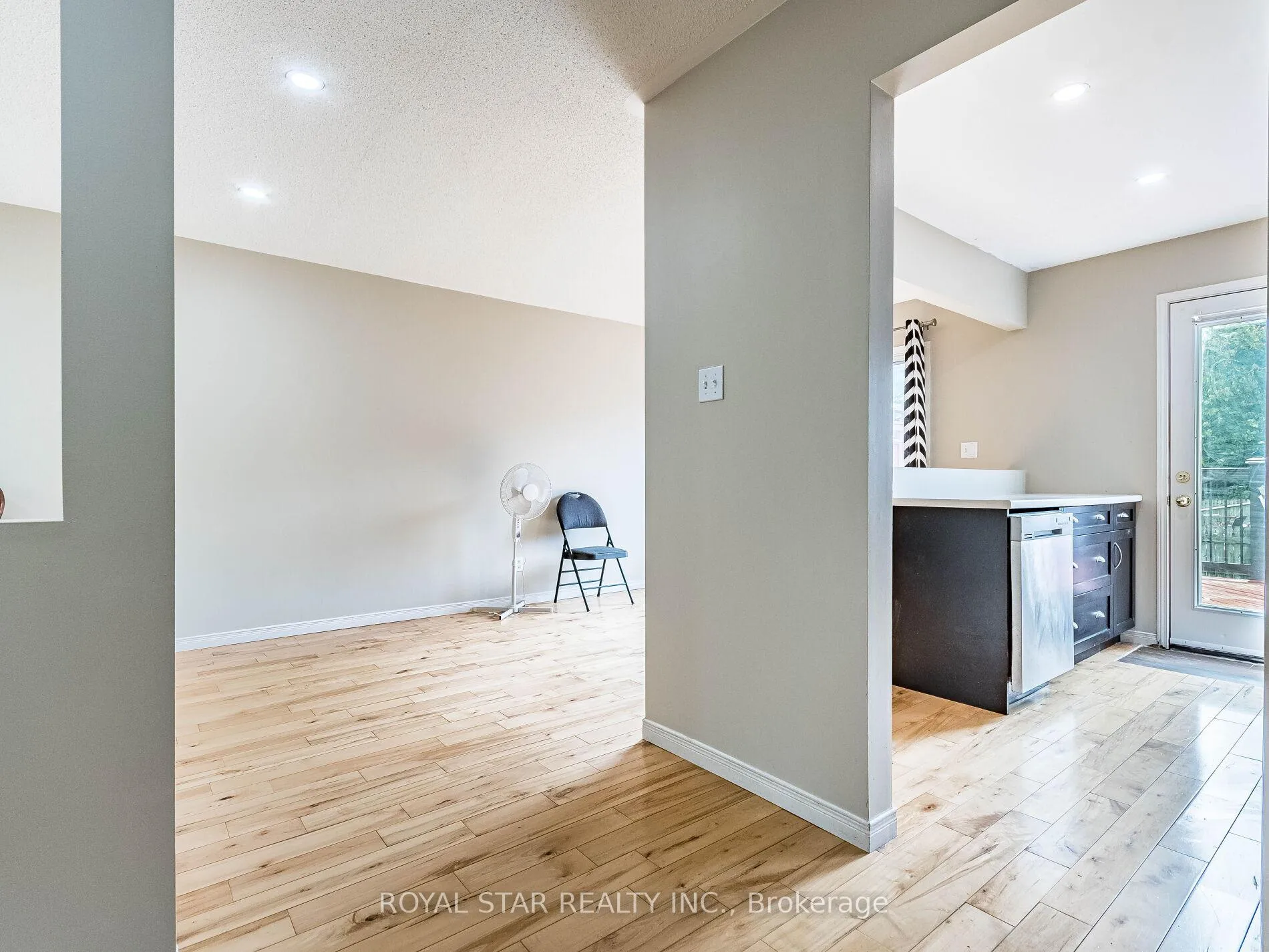 Photo 7 of 18 Woodside Square, Pelham, Fonthill — HOMEH
