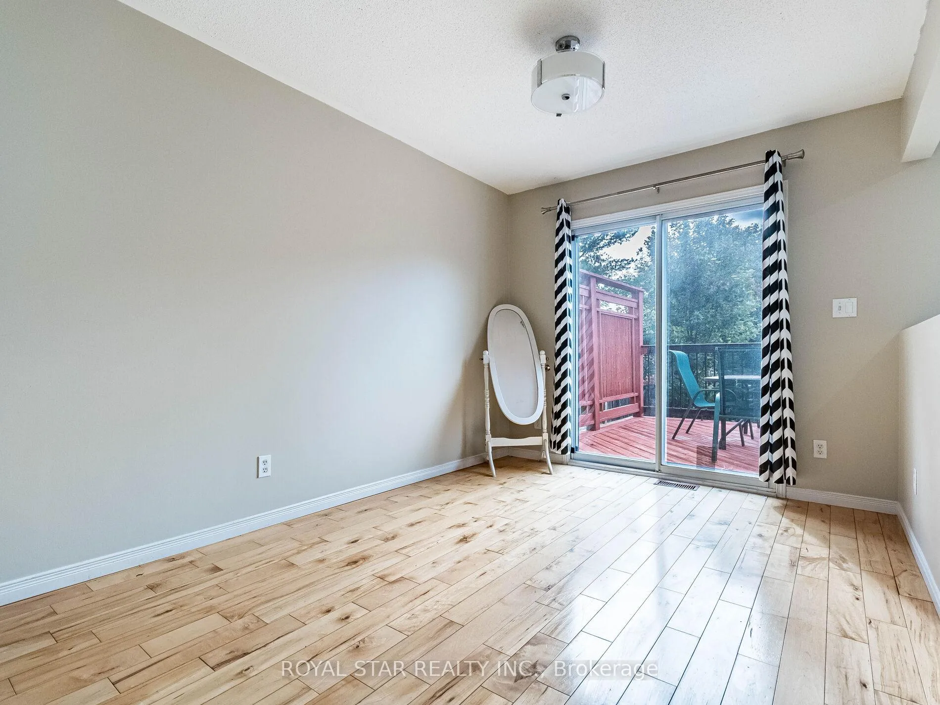Photo 8 of 18 Woodside Square, Pelham, Fonthill — HOMEH