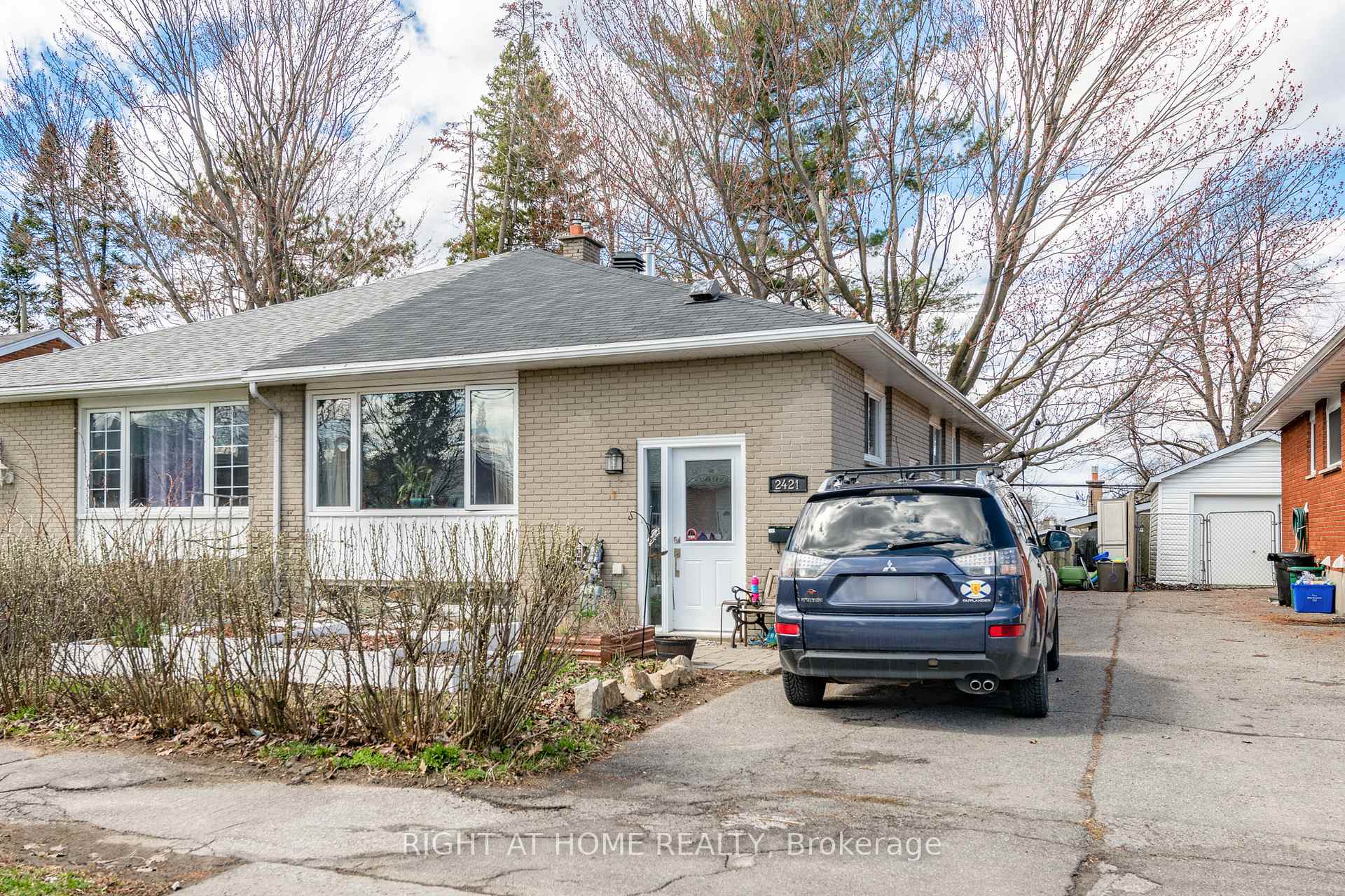 Photo 3 of 2421 Iris Street, Ottawa, Parkway Park — HOMEH