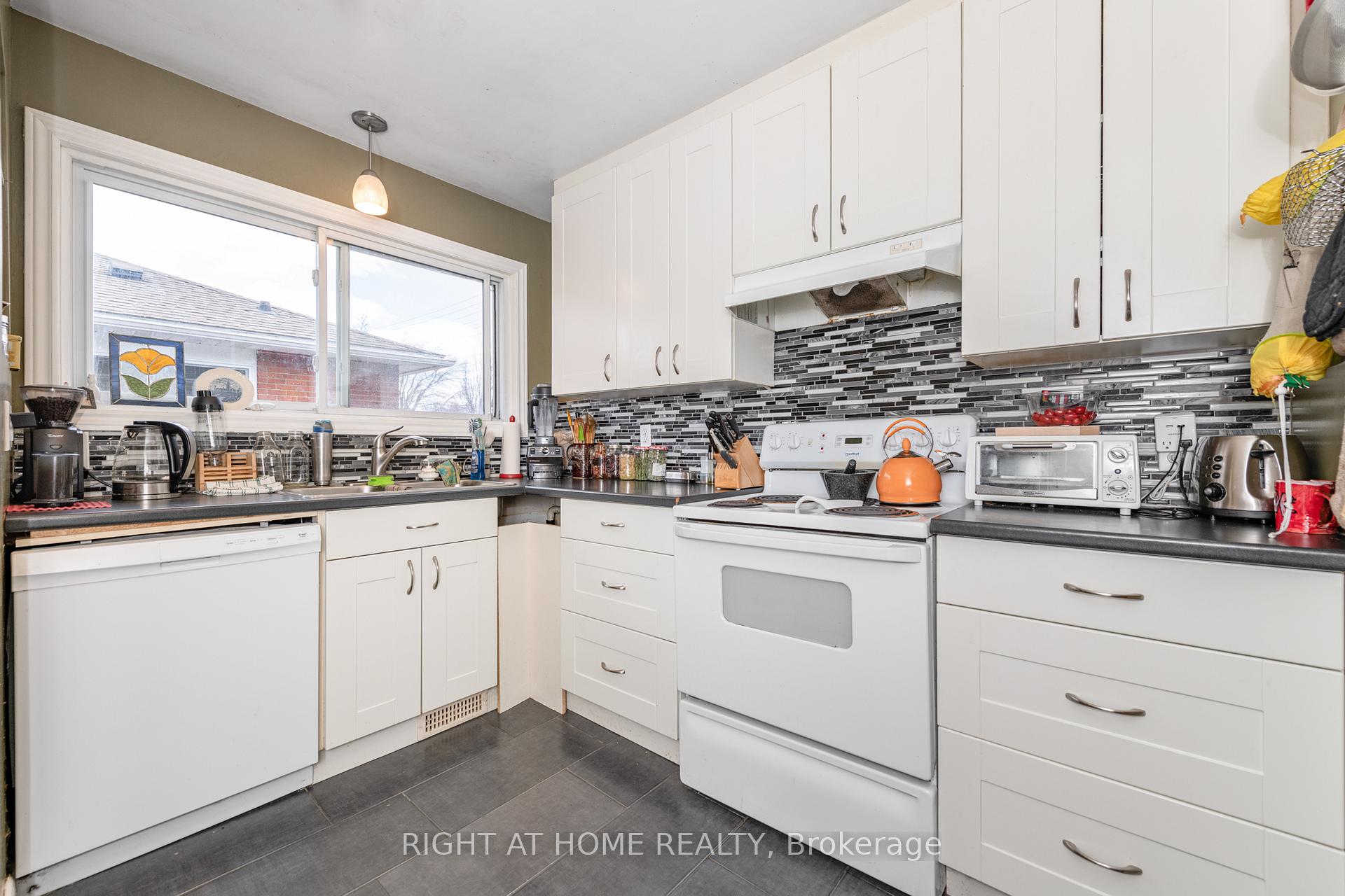 Photo 13 of 2421 Iris Street, Ottawa, Parkway Park — HOMEH