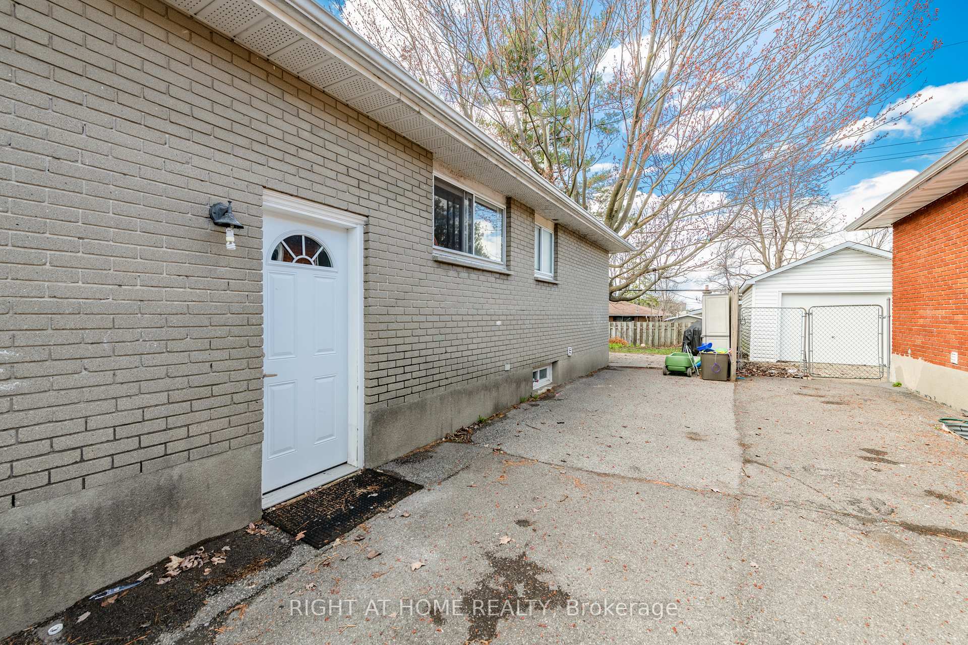 Photo 33 of 2421 Iris Street, Ottawa, Parkway Park — HOMEH