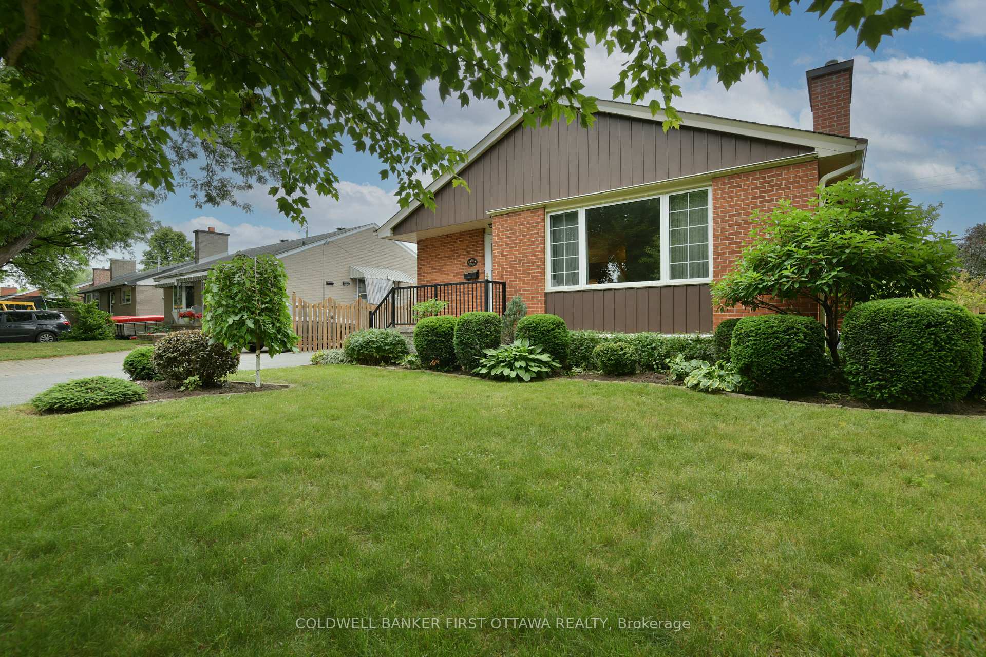 Photo 3 of 2366 Drury Lane, Ottawa, Parkway Park — HOMEH