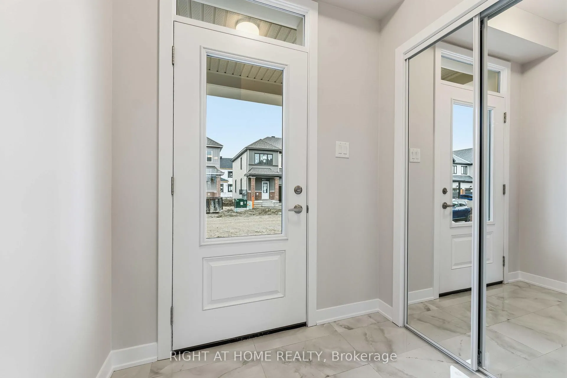 Photo 2 of 290 Les Emmerson Drive, Ottawa, Barrhaven - Heritage Park — HOMEH
