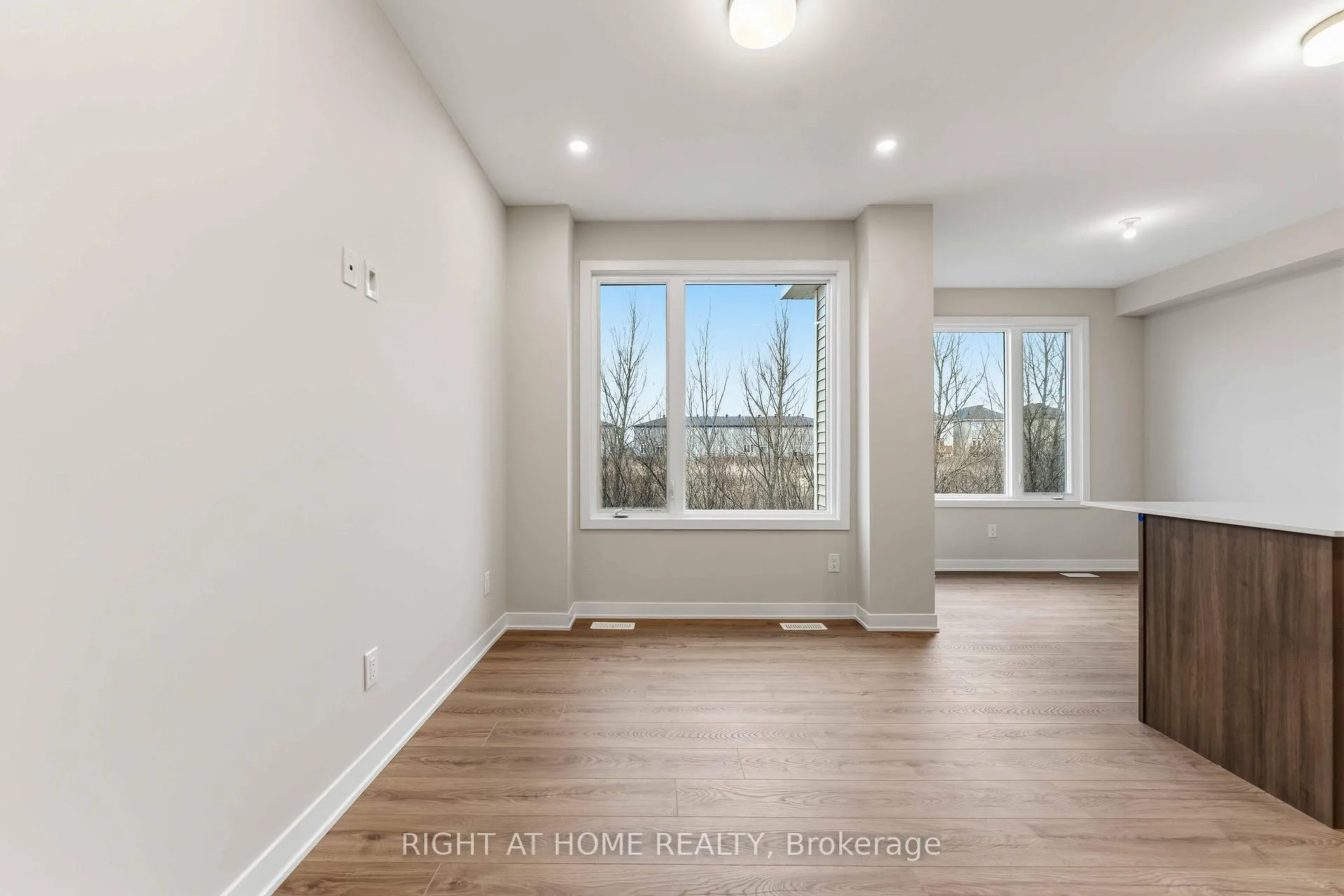 Photo 3 of 290 Les Emmerson Drive, Ottawa, Barrhaven - Heritage Park — HOMEH