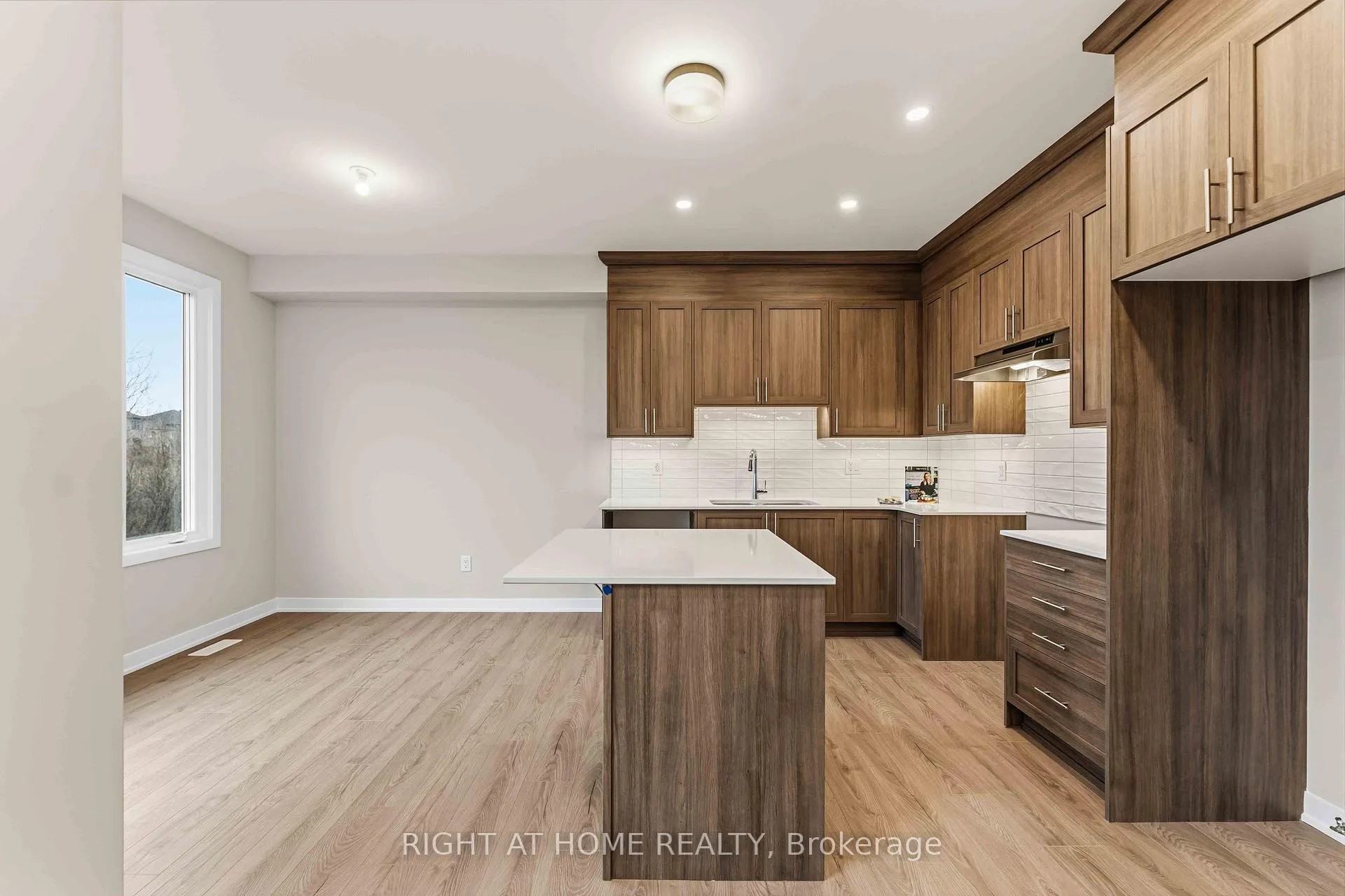 Photo 4 of 290 Les Emmerson Drive, Ottawa, Barrhaven - Heritage Park — HOMEH