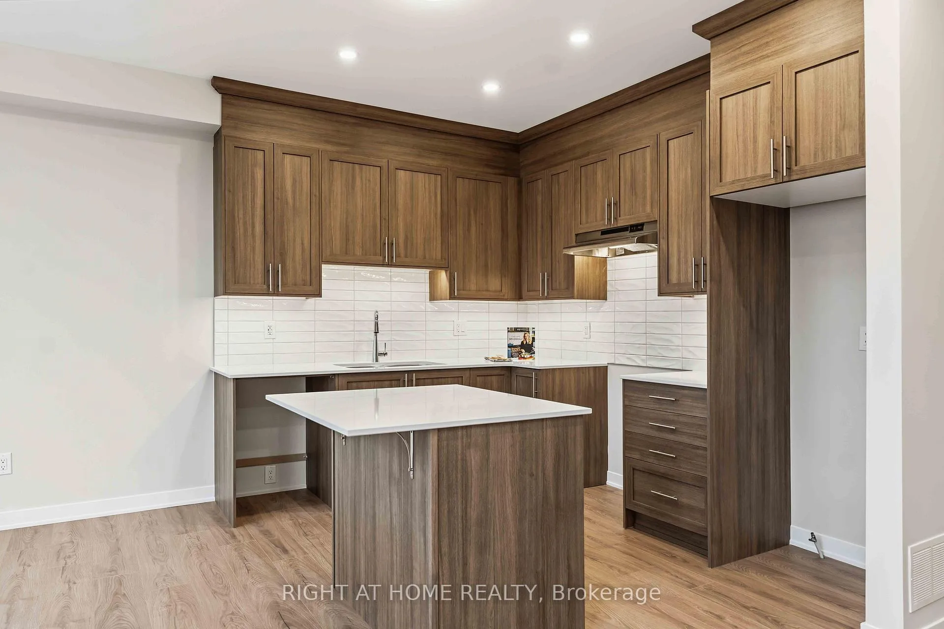 Photo 5 of 290 Les Emmerson Drive, Ottawa, Barrhaven - Heritage Park — HOMEH