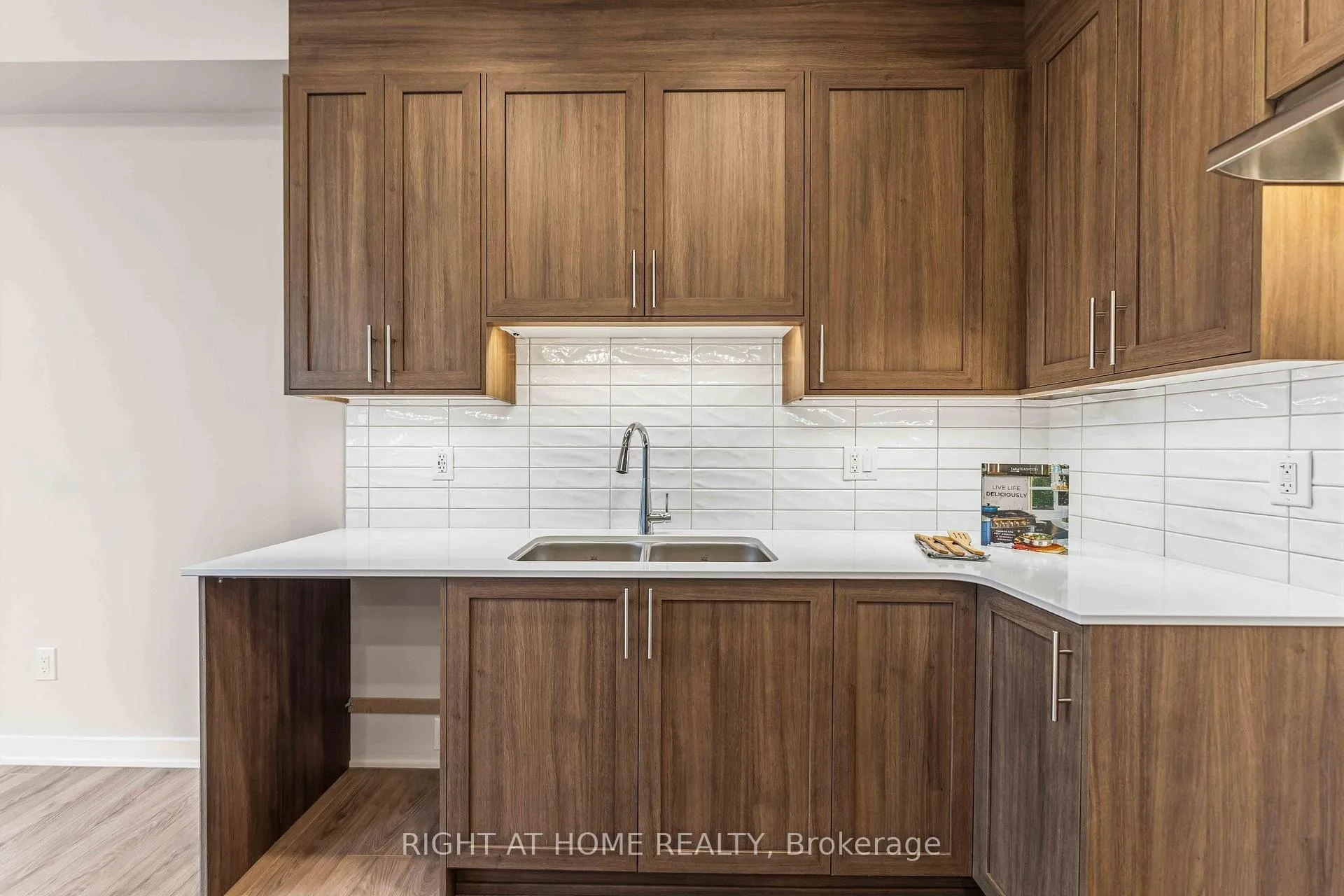 Photo 6 of 290 Les Emmerson Drive, Ottawa, Barrhaven - Heritage Park — HOMEH