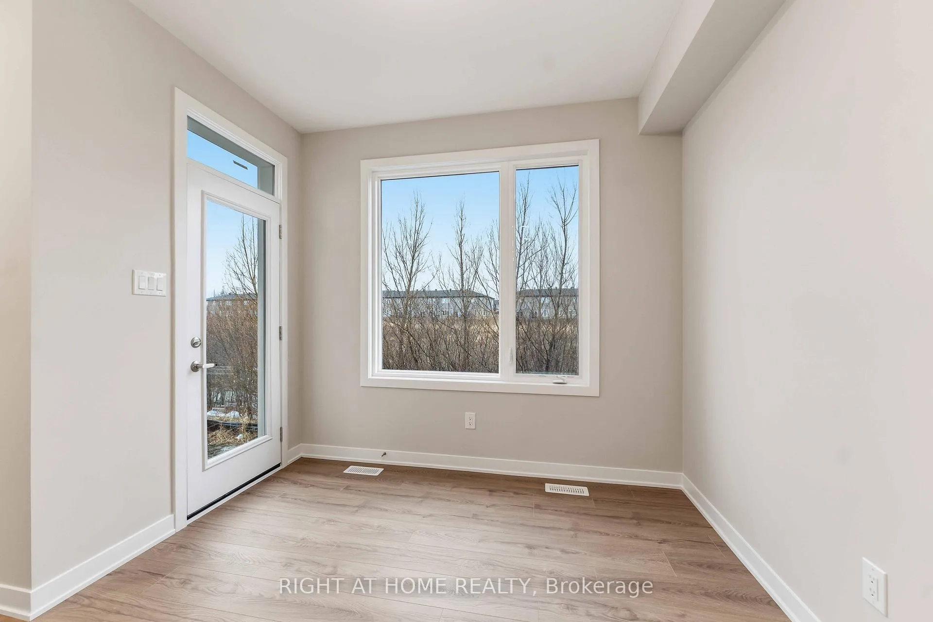 Photo 8 of 290 Les Emmerson Drive, Ottawa, Barrhaven - Heritage Park — HOMEH
