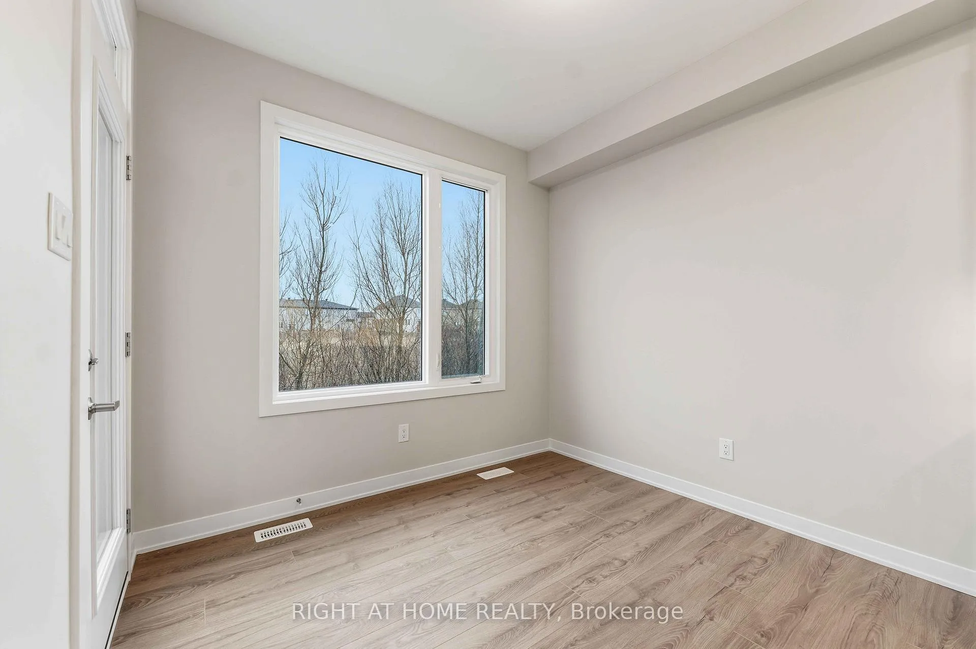 Photo 9 of 290 Les Emmerson Drive, Ottawa, Barrhaven - Heritage Park — HOMEH