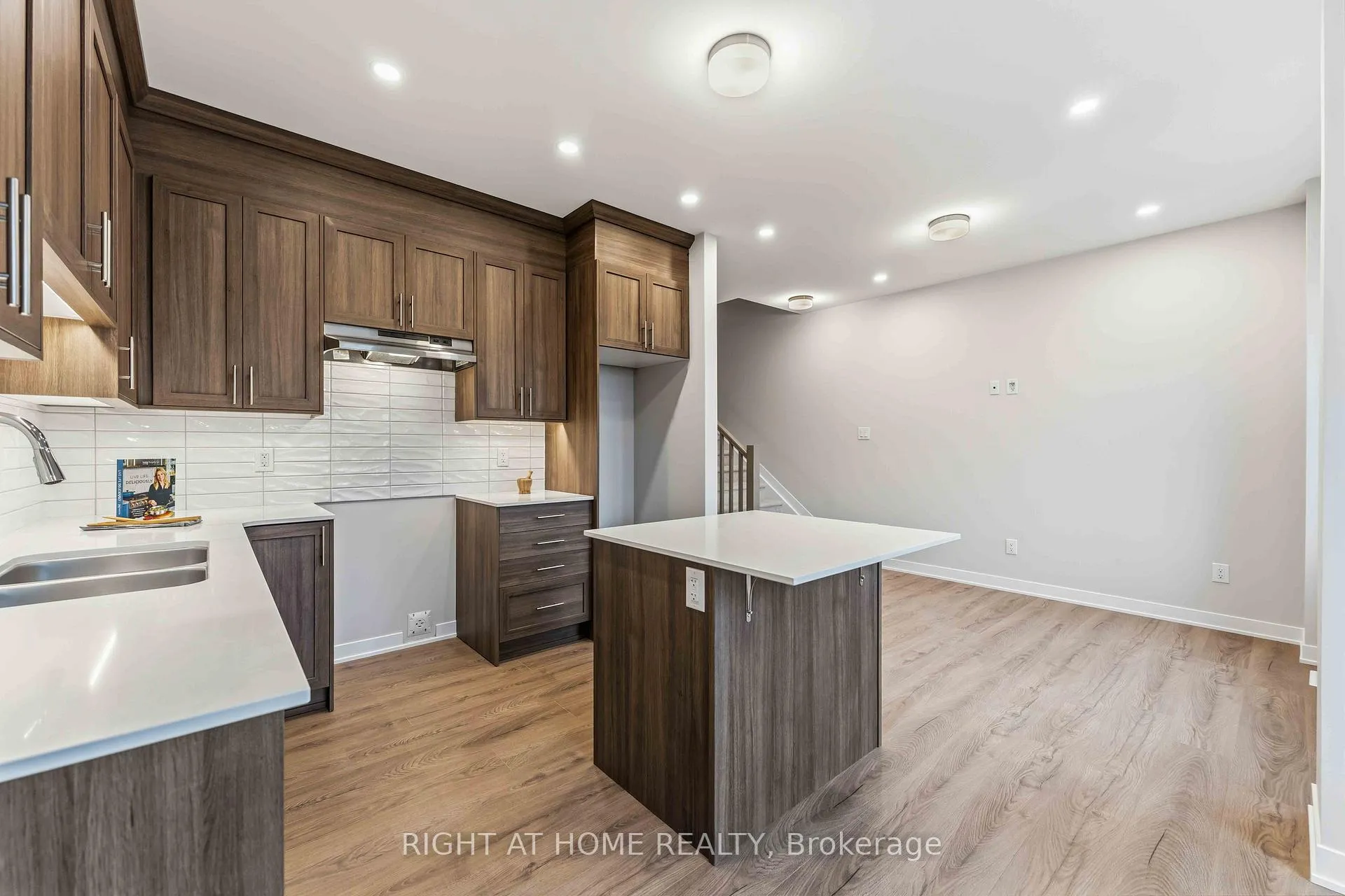 Photo 10 of 290 Les Emmerson Drive, Ottawa, Barrhaven - Heritage Park — HOMEH