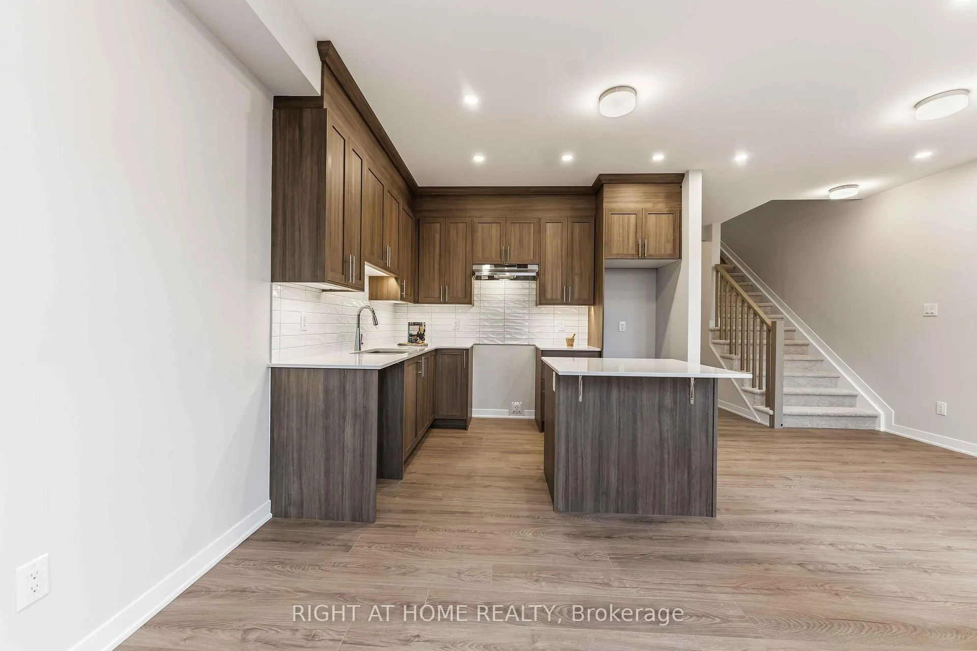 Photo 11 of 290 Les Emmerson Drive, Ottawa, Barrhaven - Heritage Park — HOMEH