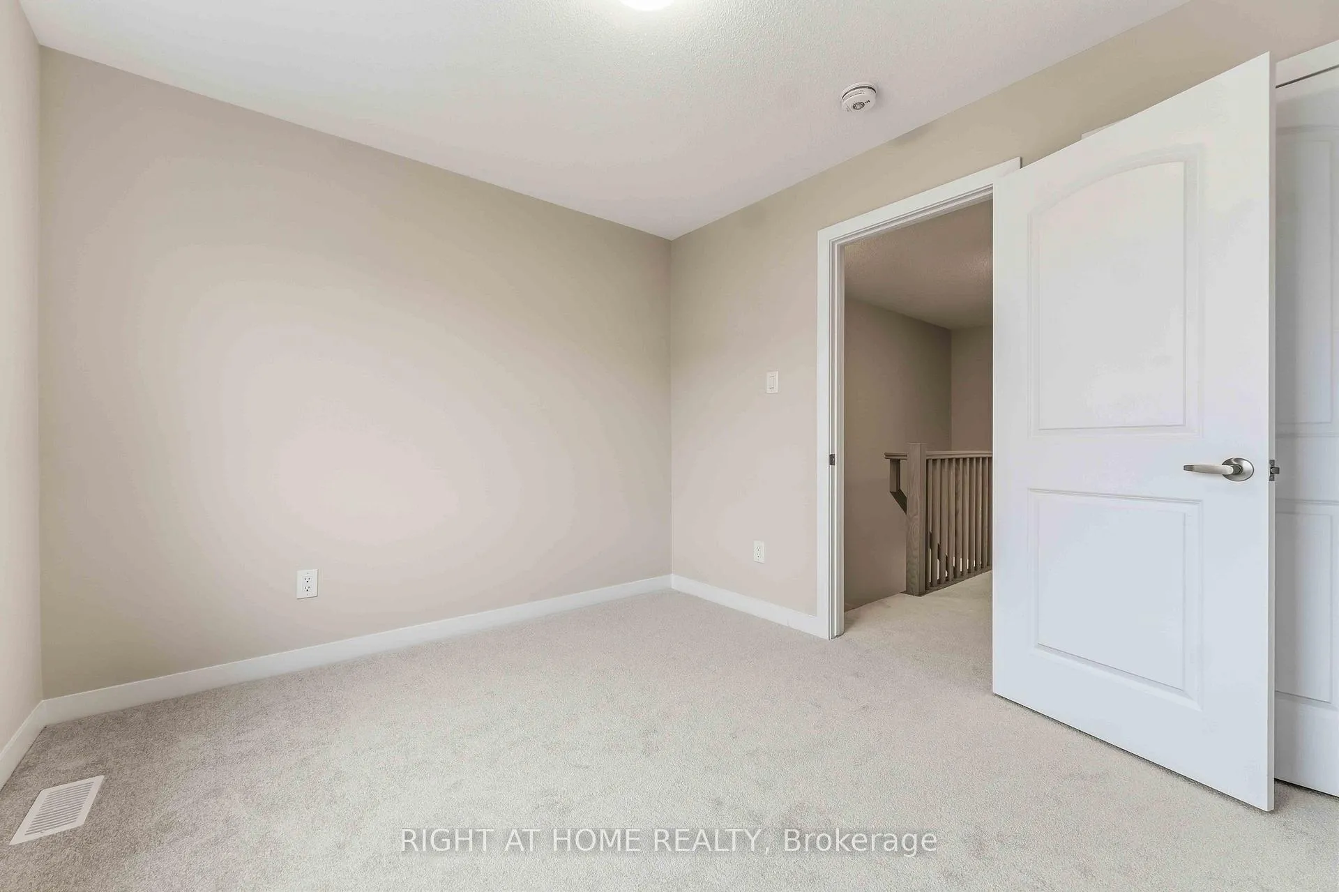 Photo 15 of 290 Les Emmerson Drive, Ottawa, Barrhaven - Heritage Park — HOMEH