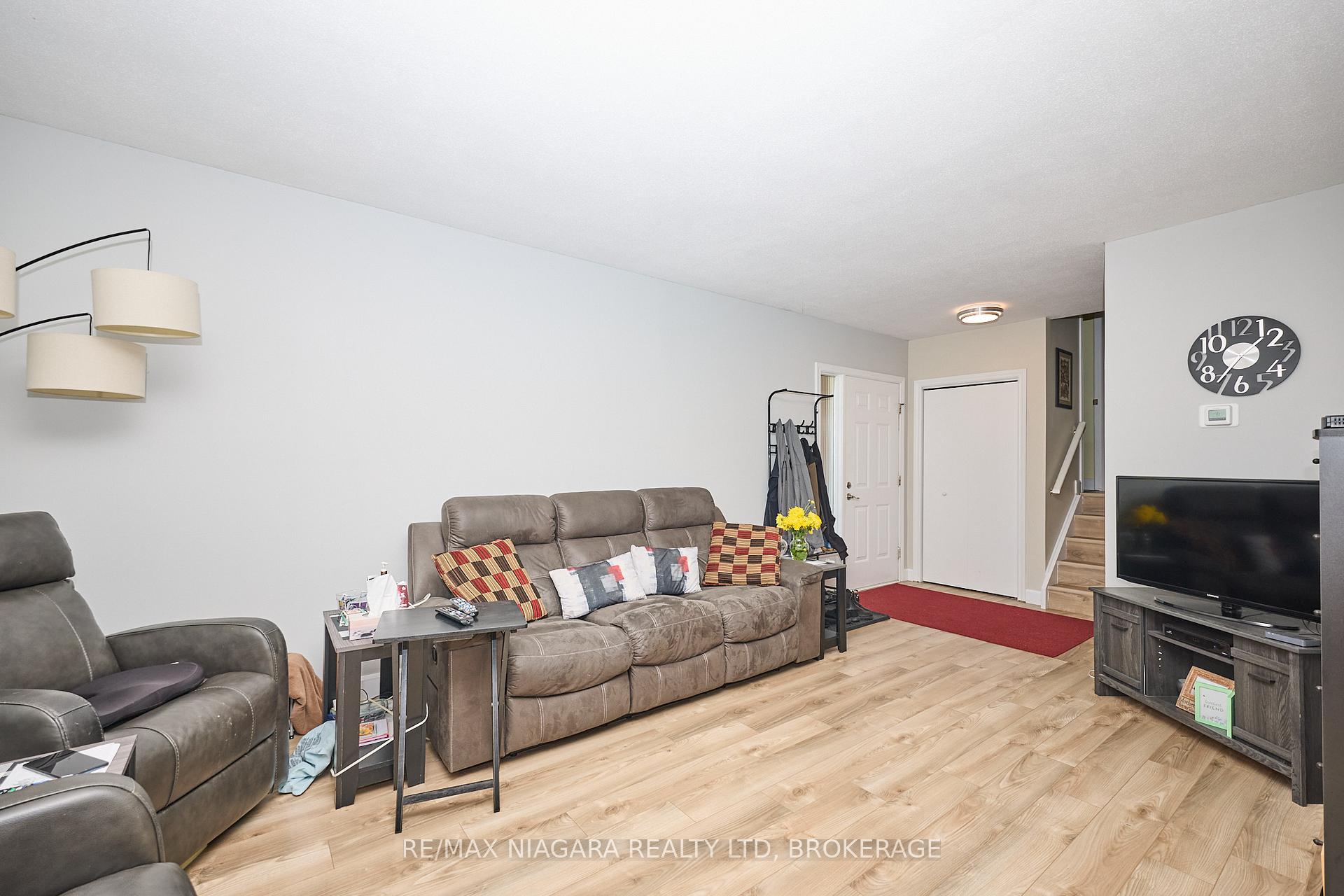 Photo 3 of 6516 Monroe Street, Niagara Falls, Dorchester — HOMEH