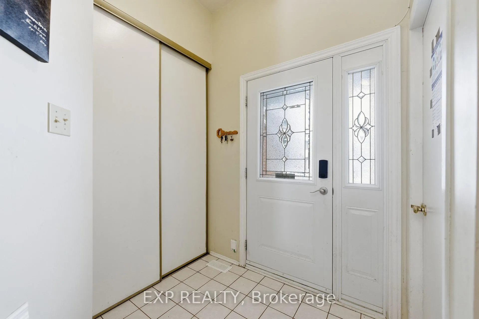 Photo 3 of 1539 Briarfield Crescent, Ottawa, Fallingbrook/Ridgemount — HOMEH