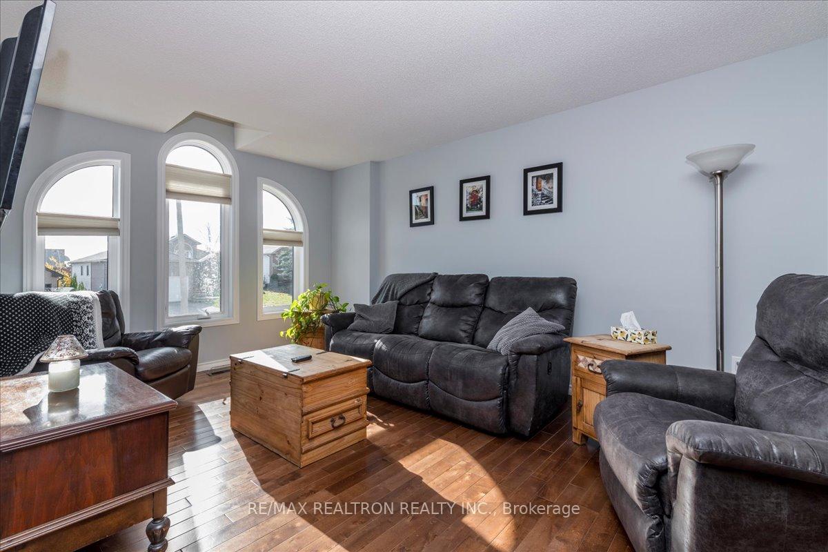 Photo 5 of 28 Frontier Avenue, Orillia — HOMEH