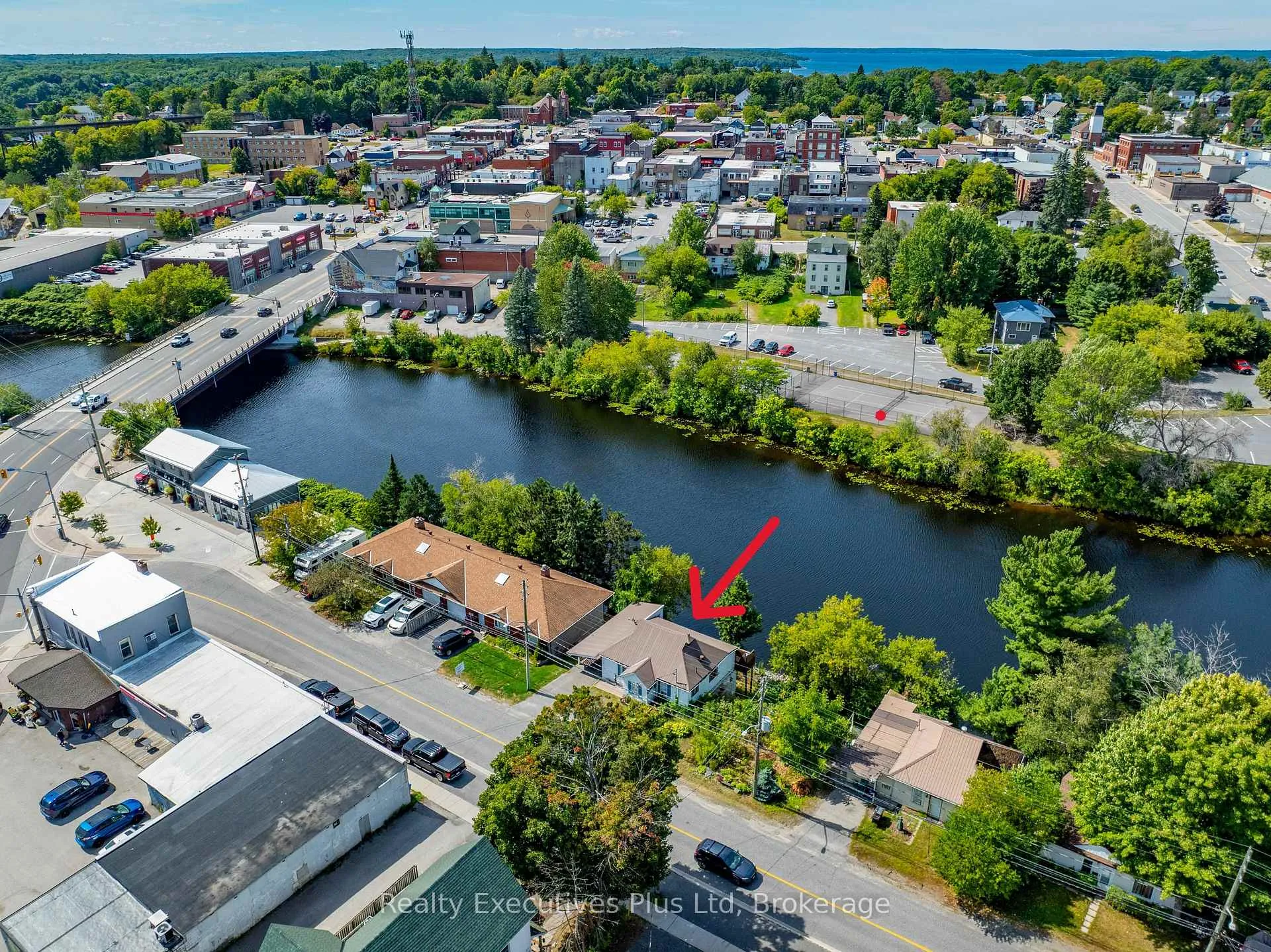 Photo 3 of 12 River Street, Parry Sound — HOMEH