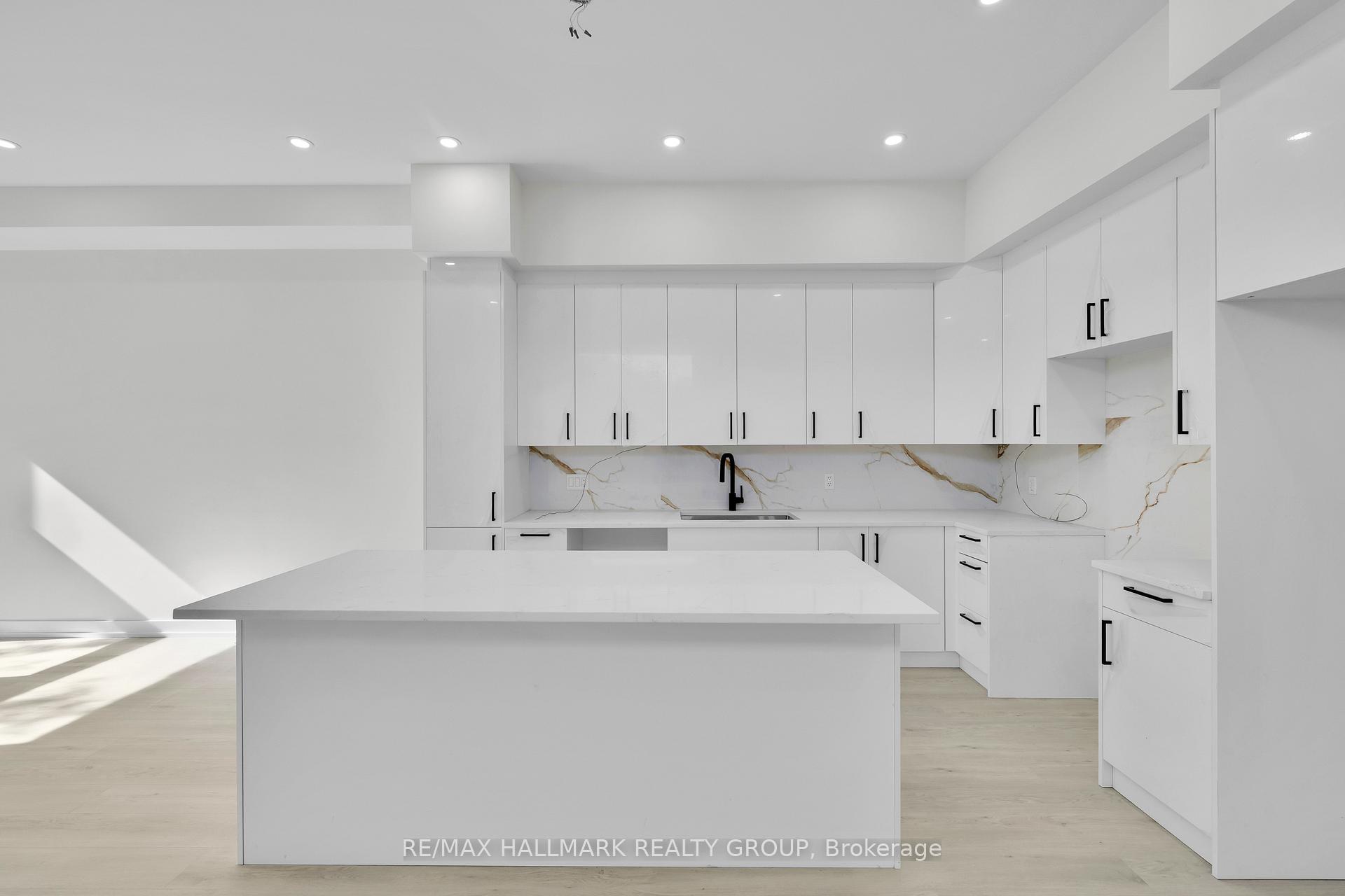 Photo 11 of 472 Mutual Street, Ottawa, Castle Heights — HOMEH