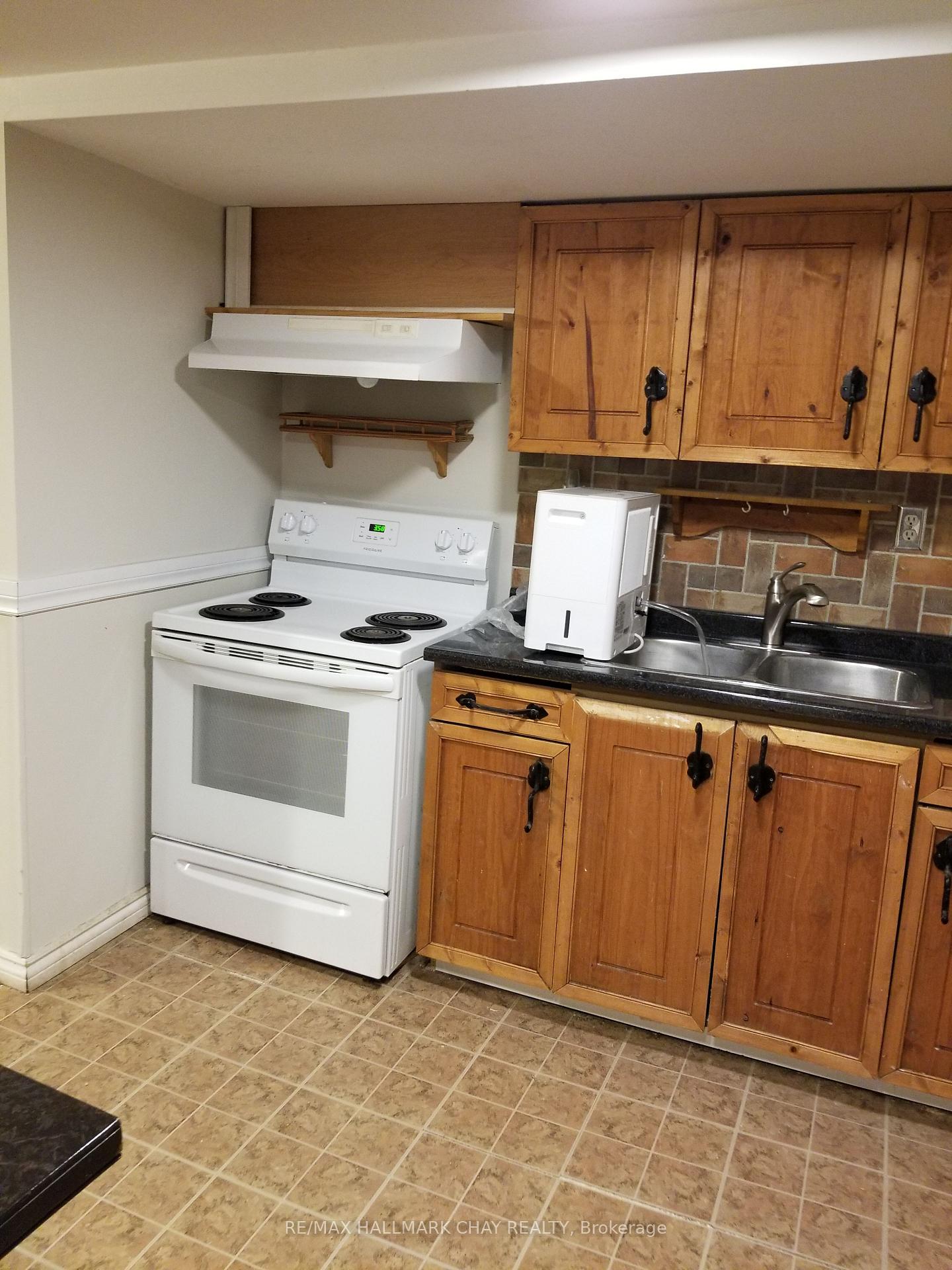 Photo 4 of Unit lower unit, 11B Park Crescent, New Tecumseth, Tottenham — HOMEH